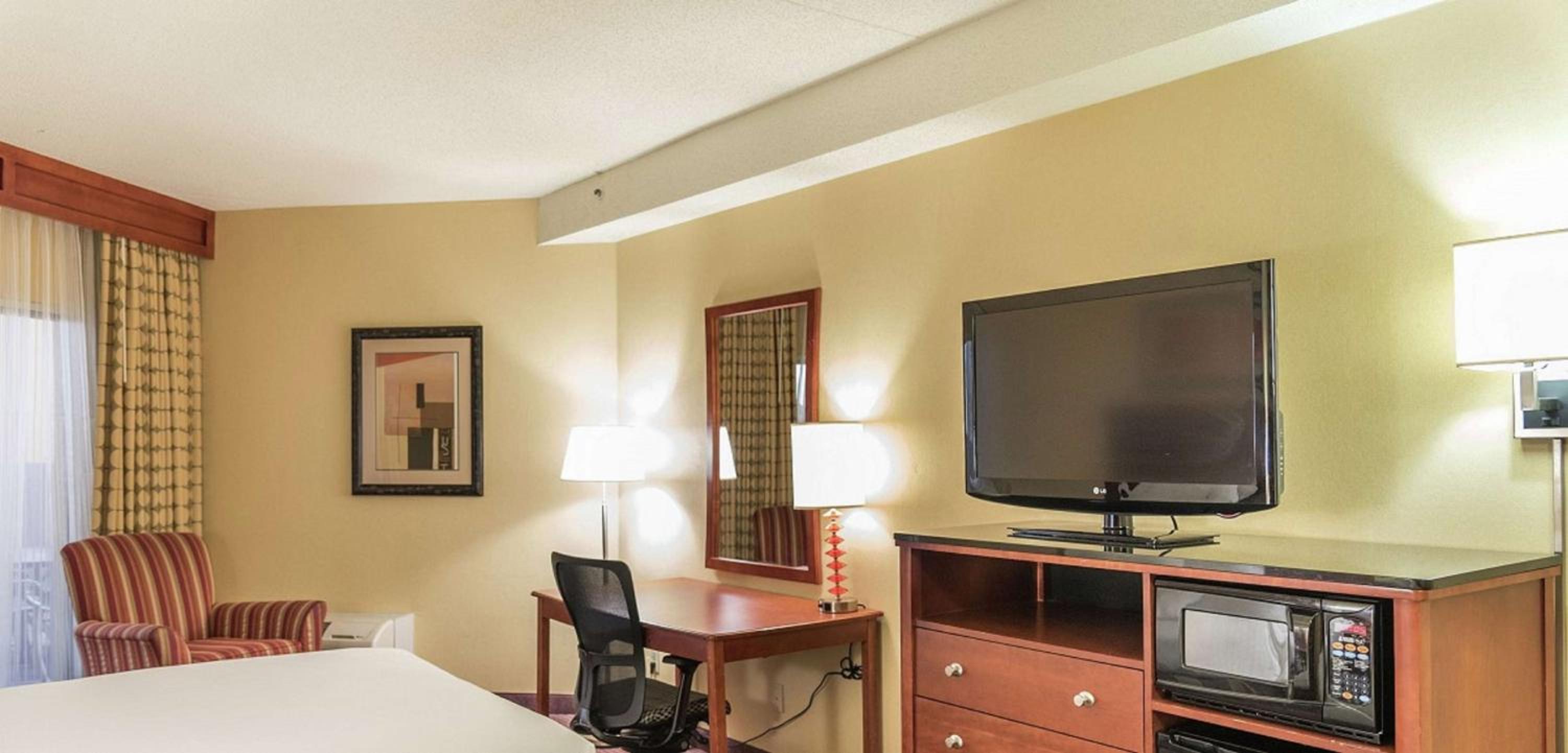 King Room with Direct Pool Access - Photo 4