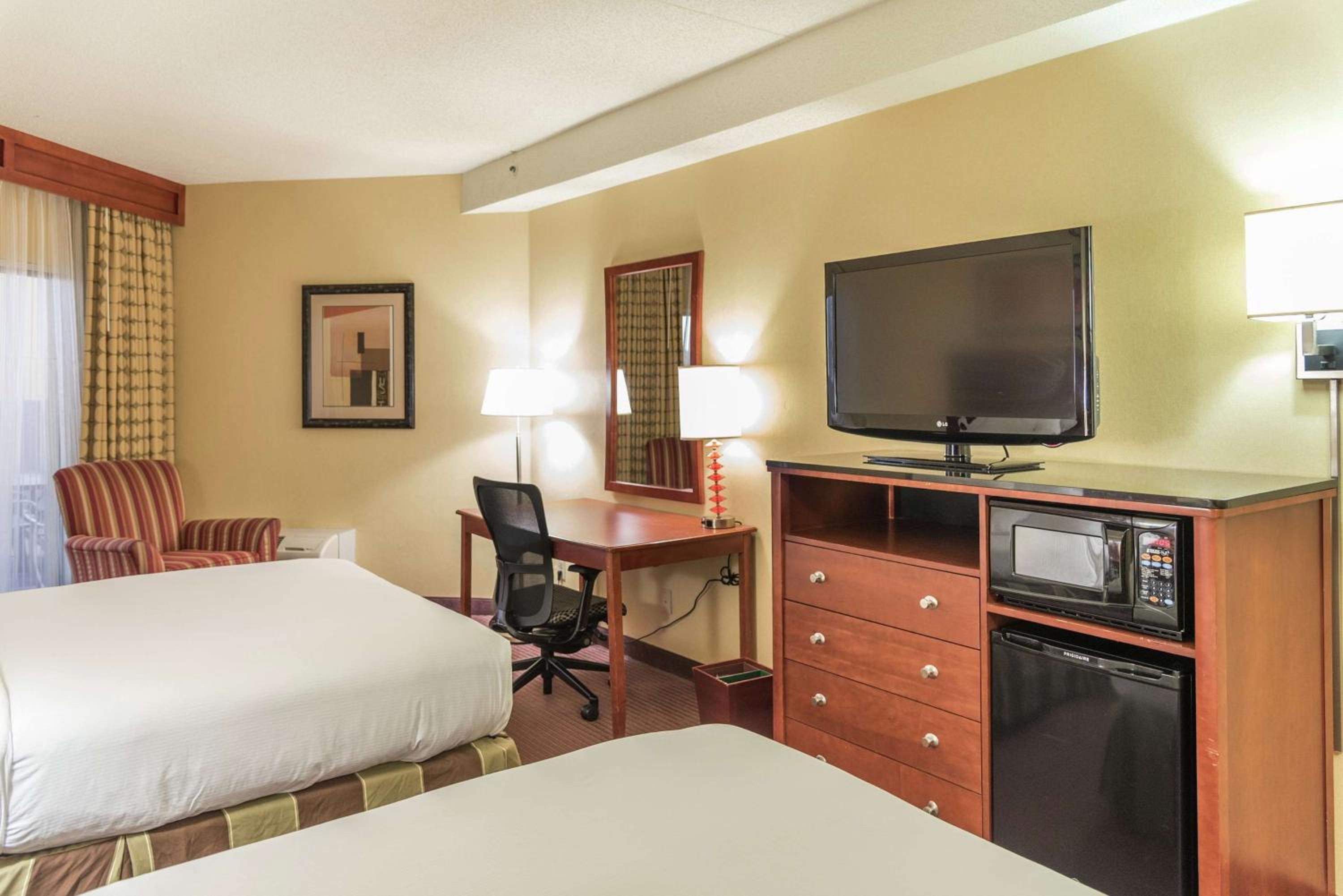 Queen Room with Two Queen Beds - Direct Pool Access photo 2