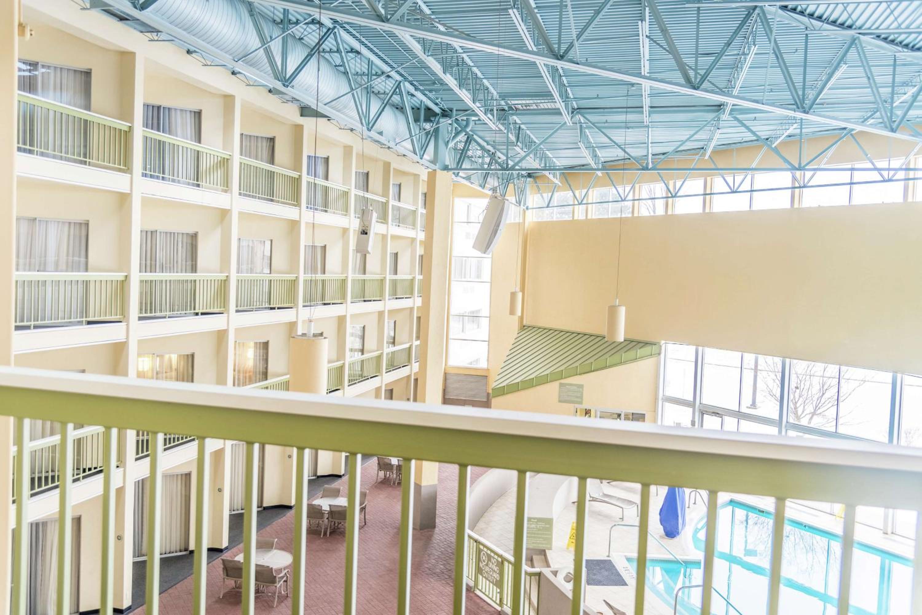 King Room with Indoor Balcony - Photo 2