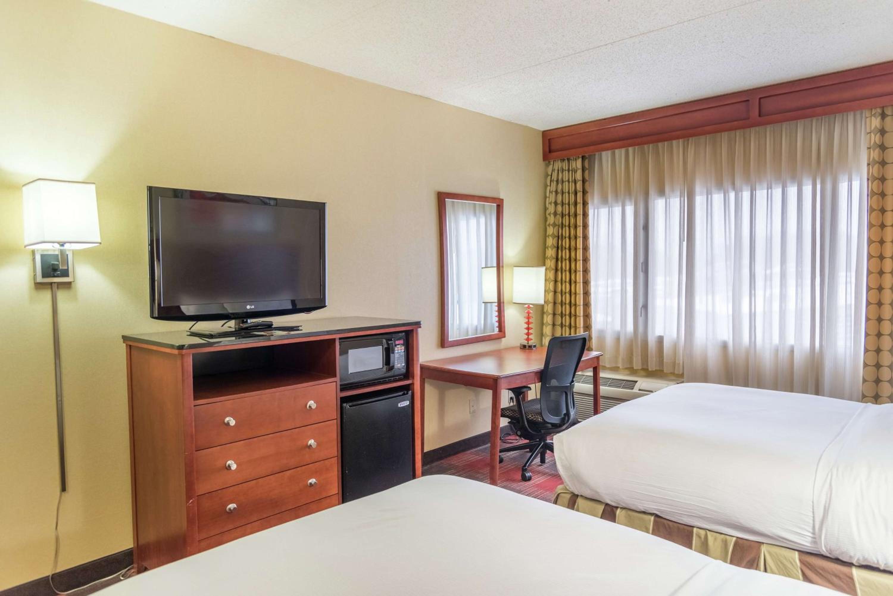 Queen Room with Two Queen Beds - Photo 2