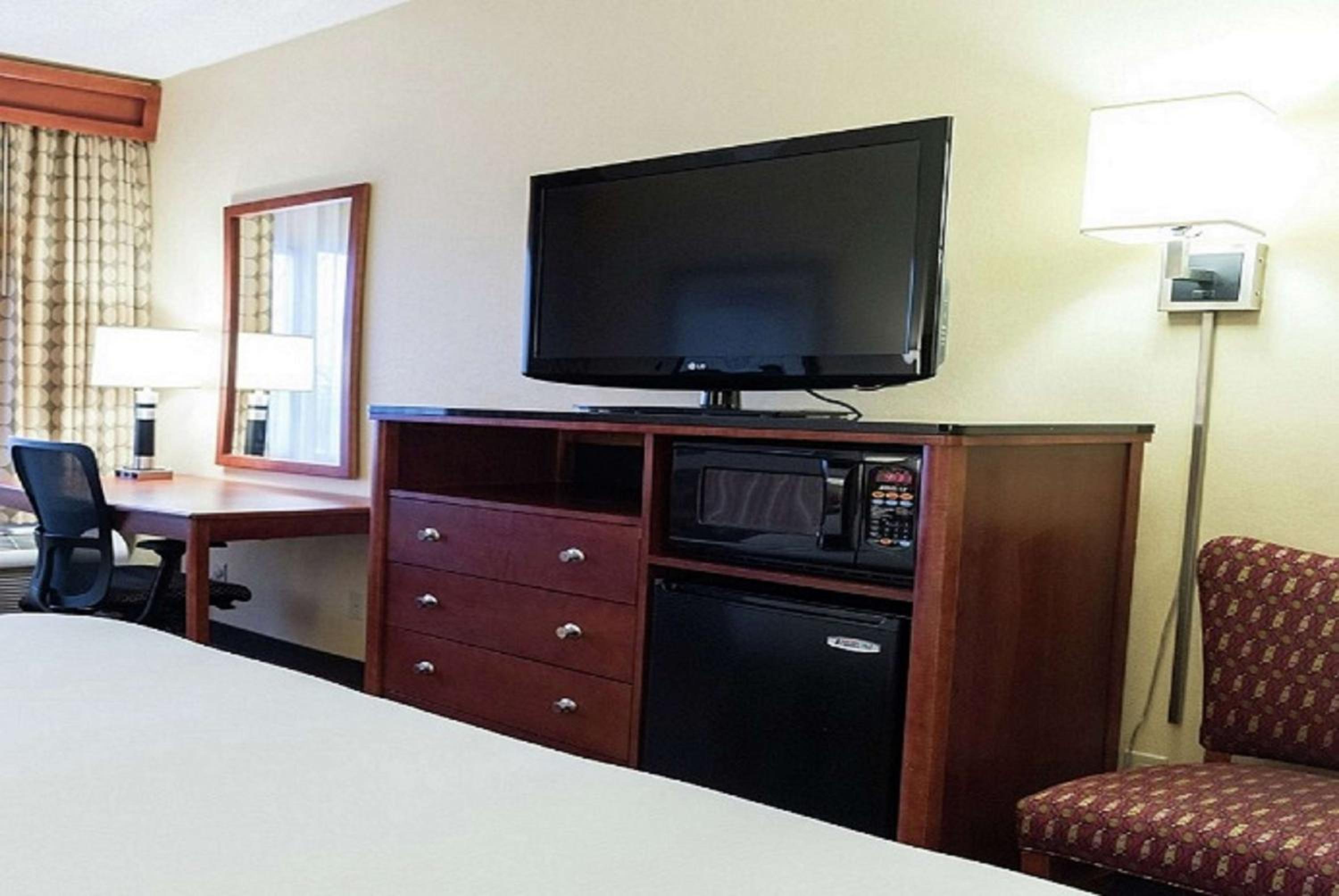 Queen Room with Two Queen Beds - Photo 3