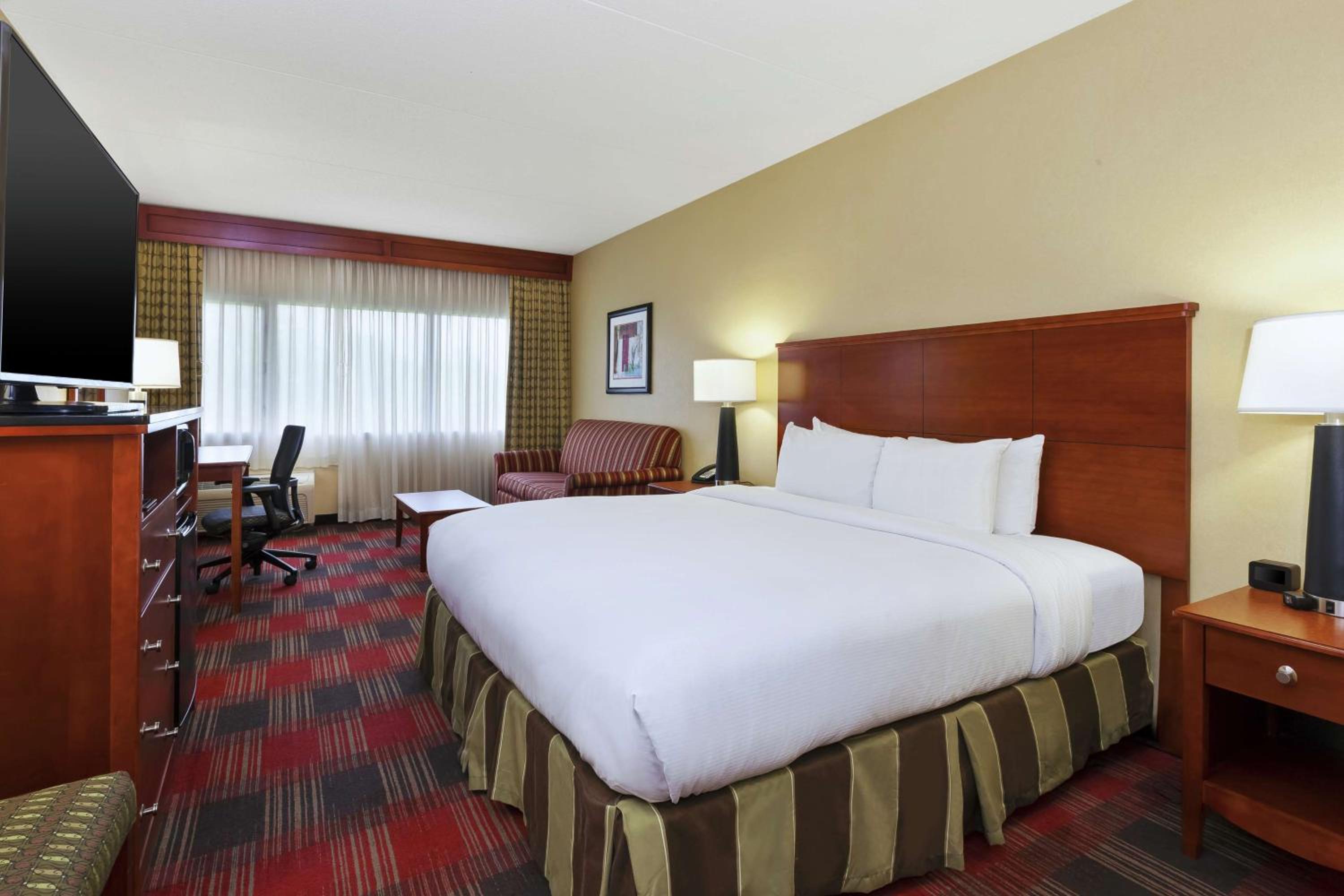 King Room with Bath Tub - Mobility Access - Photo 3