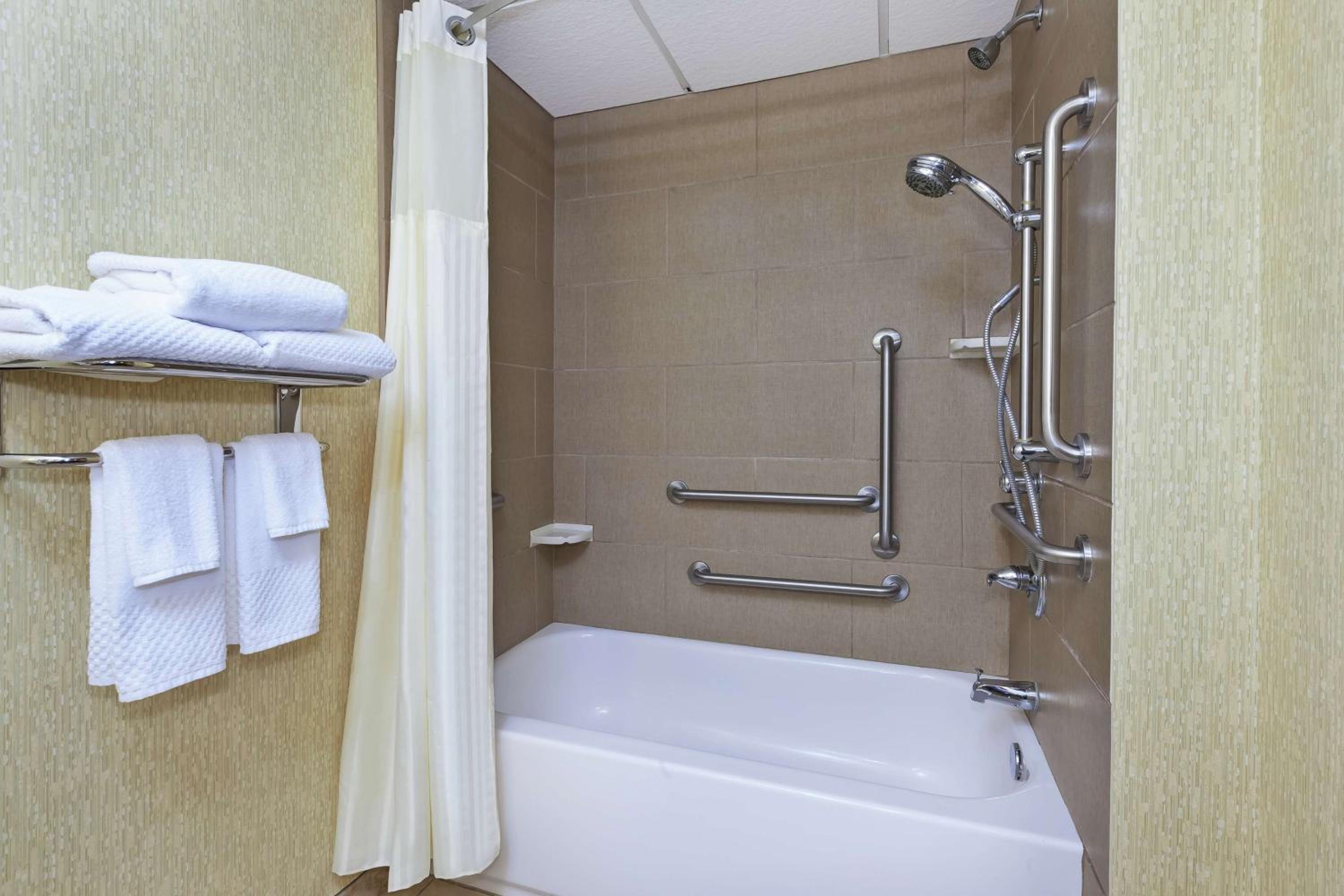 King Room with Bath Tub - Mobility Access - Photo 2
