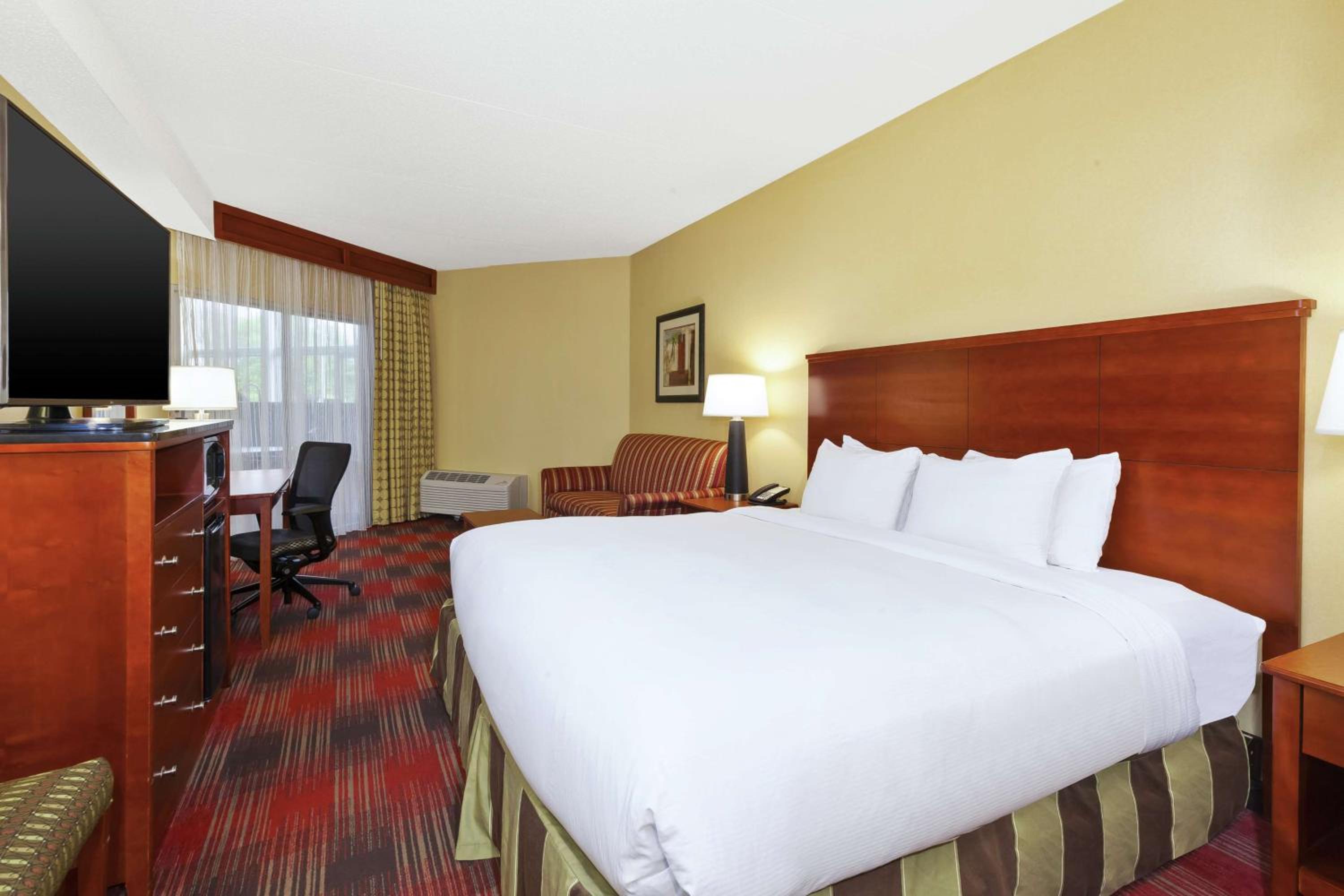 King Room with Direct Pool Access - Photo 2