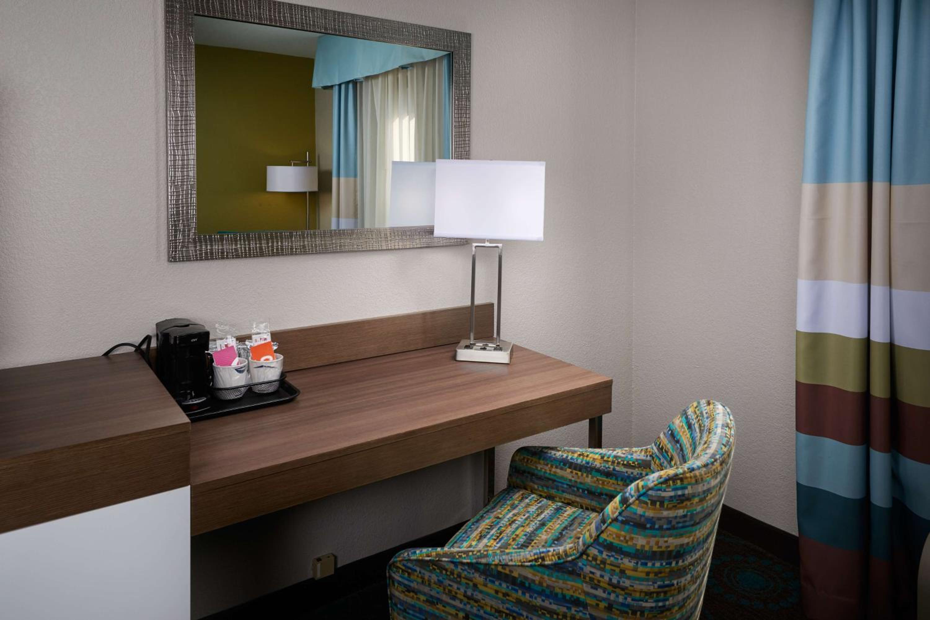 King Room with Microwave and Refrigerator - Non-Smoking photo 3