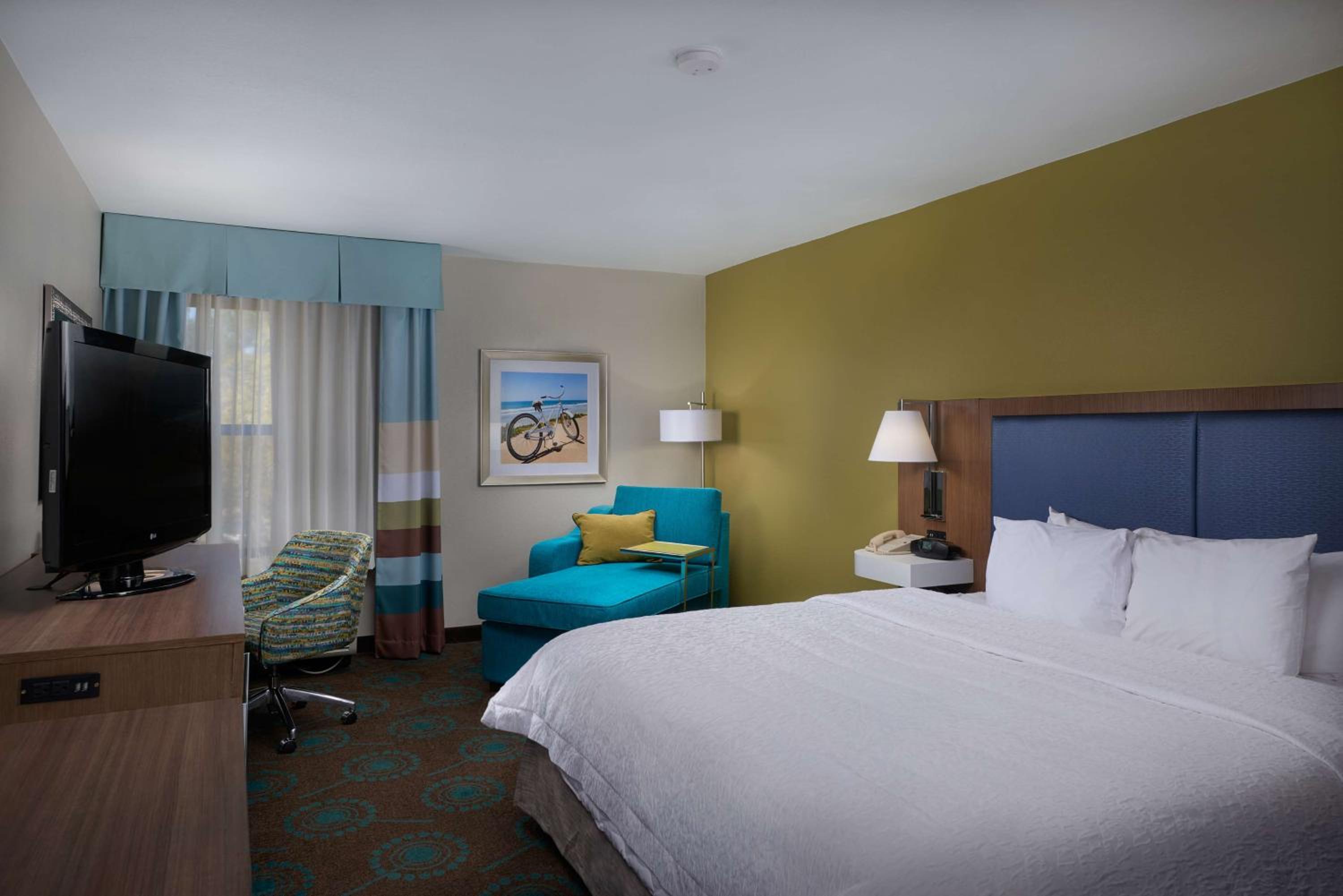 King Room with Roll-In Shower - Mobility and Hearing Access/Non-Smoking photo 3