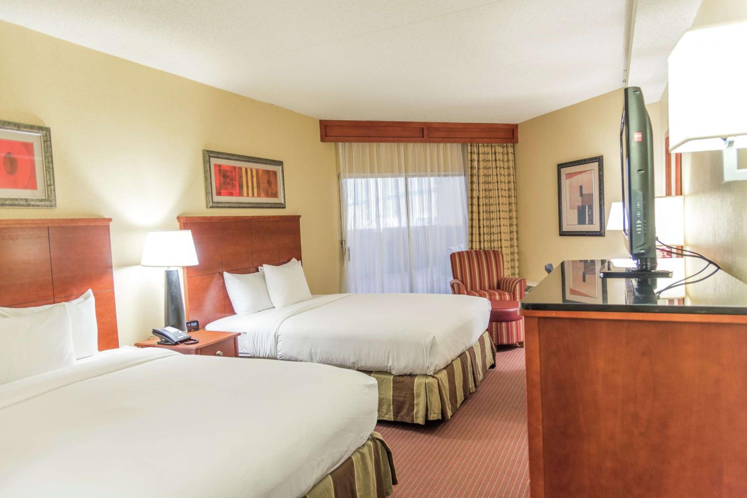 Queen Room with Two Queen Beds - Indoor Balcony - Photo 3