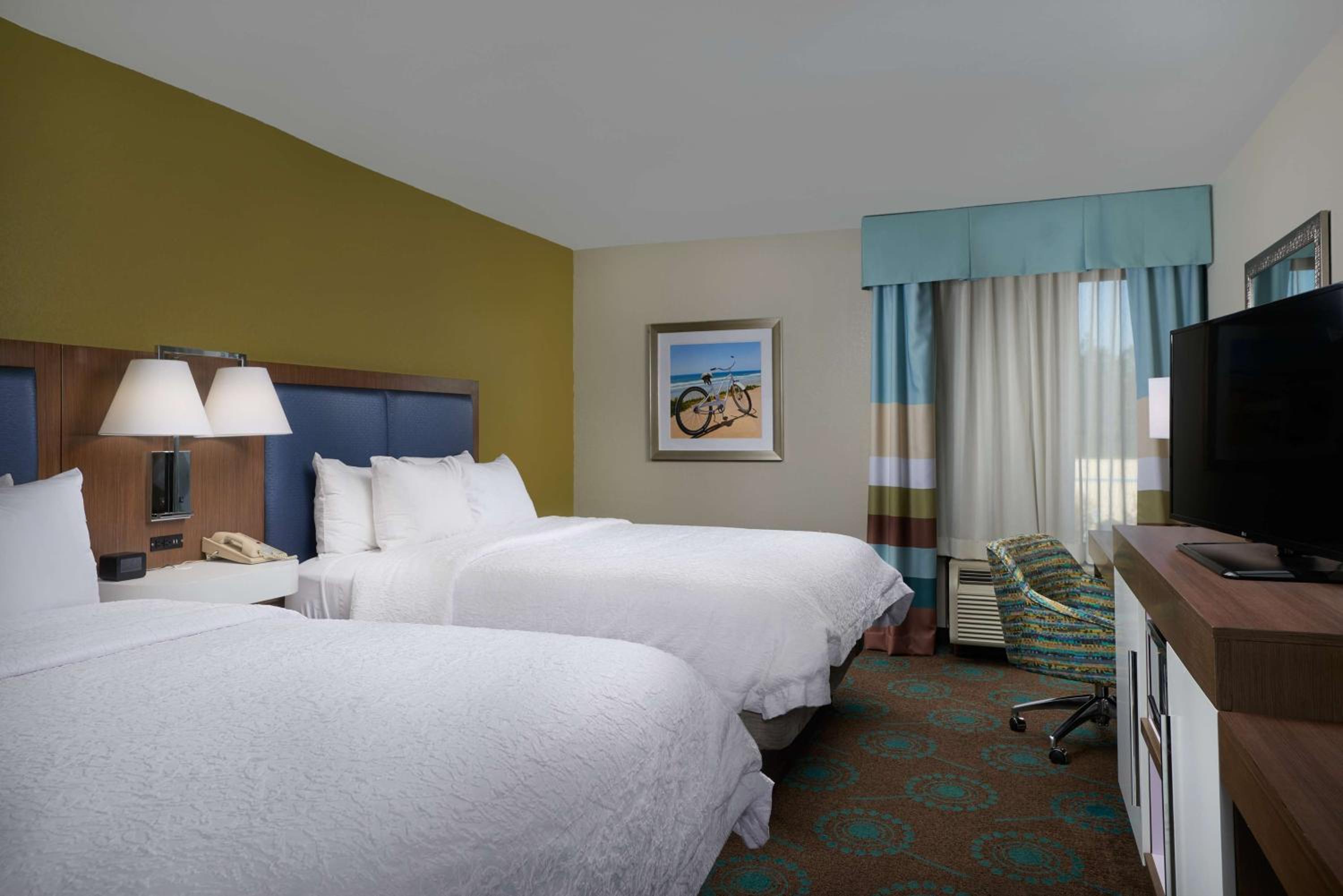 Queen Room with Two Queen Beds - Non-Smoking photo 3