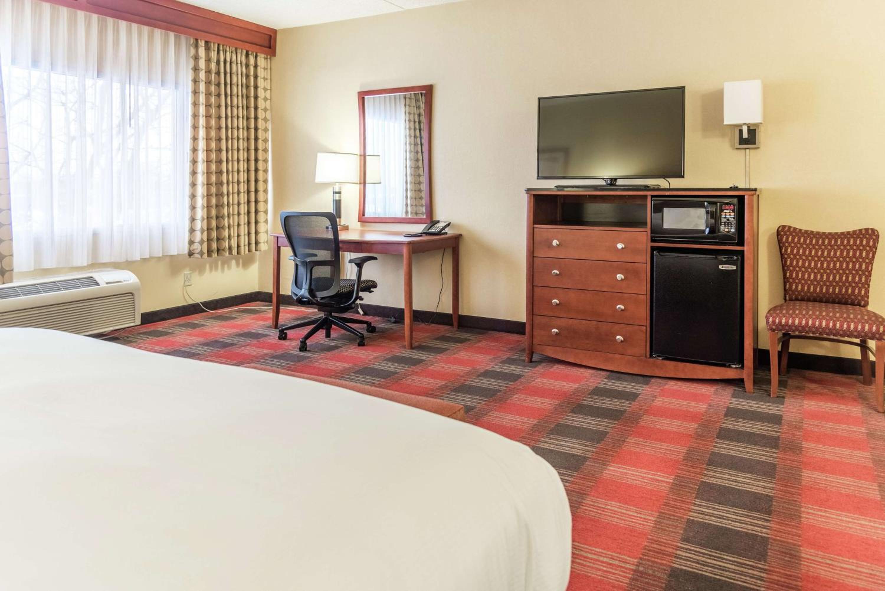 Junior King Suite with Seating Area - Photo 2