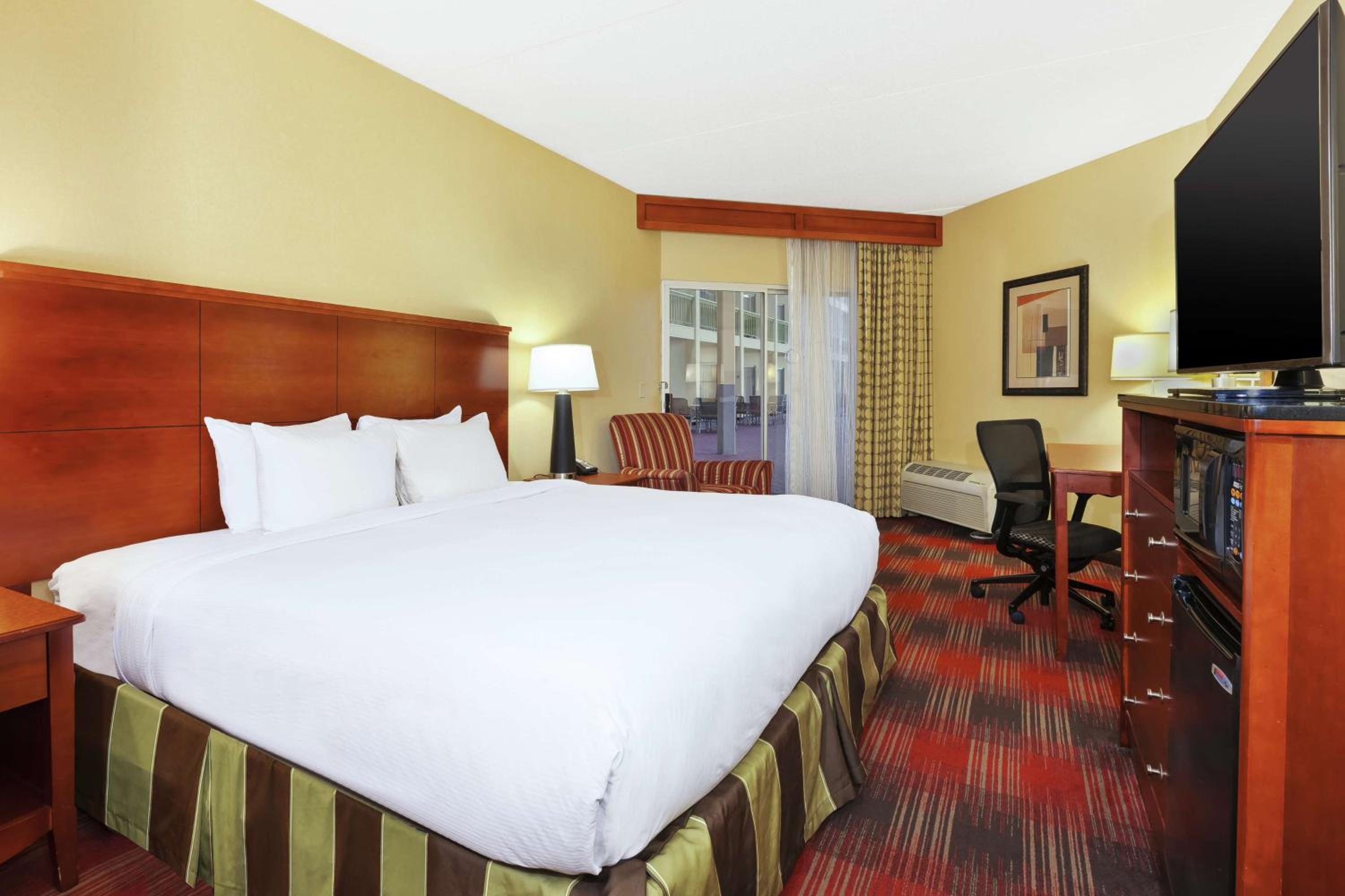 King Room with Roll-In Shower - Mobility Accessible - Photo 2