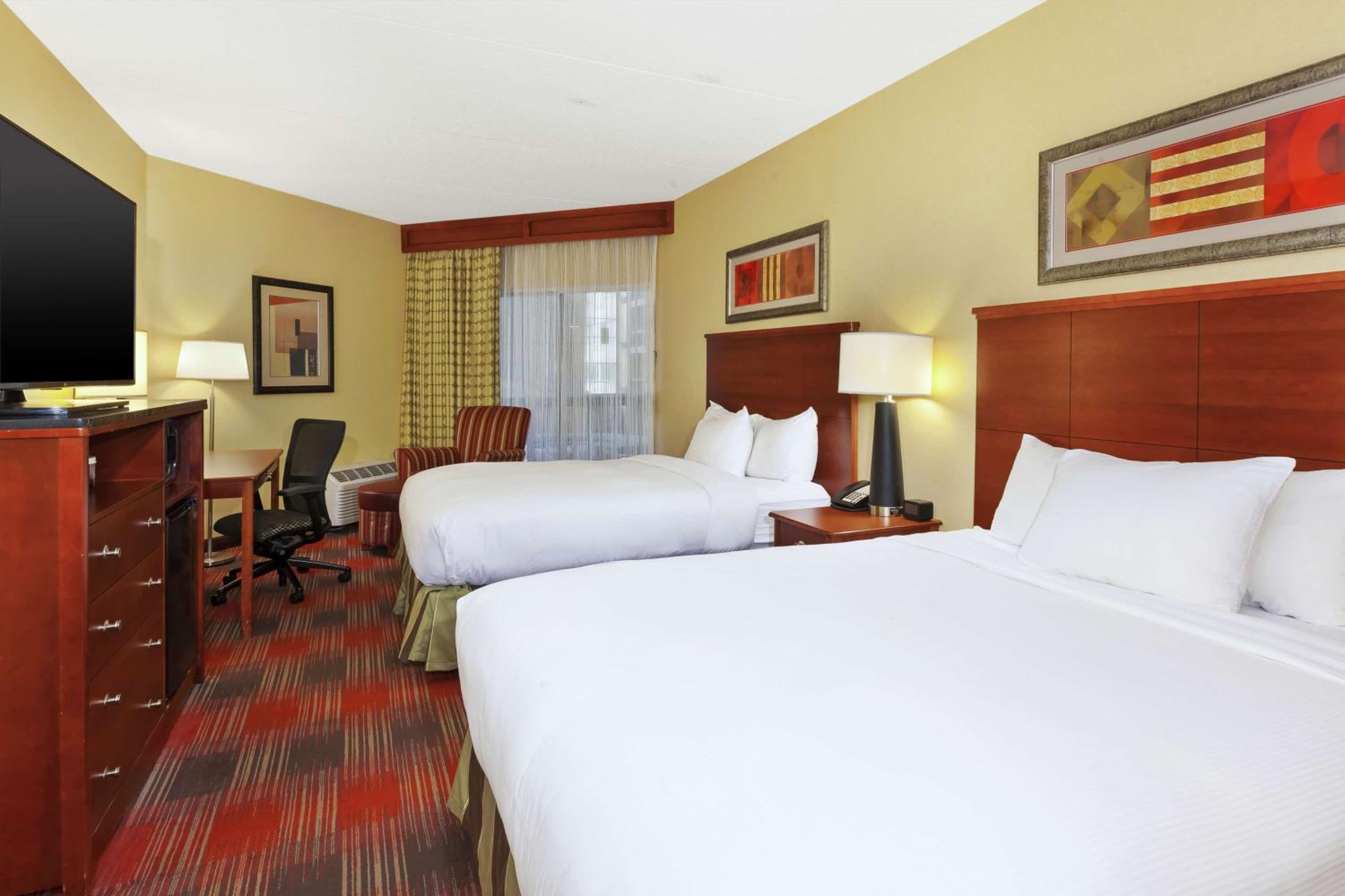 Queen Room with Two Queen Beds - Indoor Balcony - Photo 4