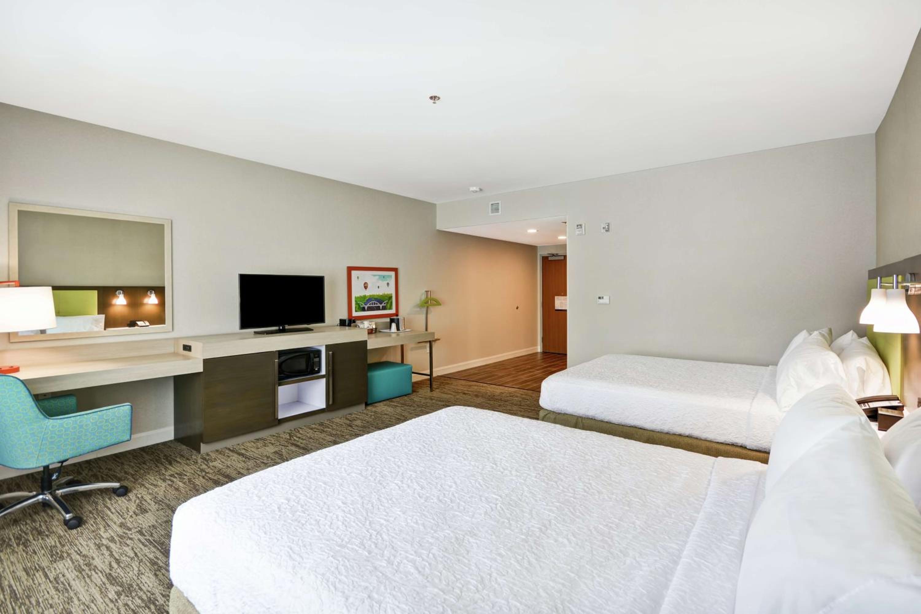 Queen Room with Two Queen Beds photo 2