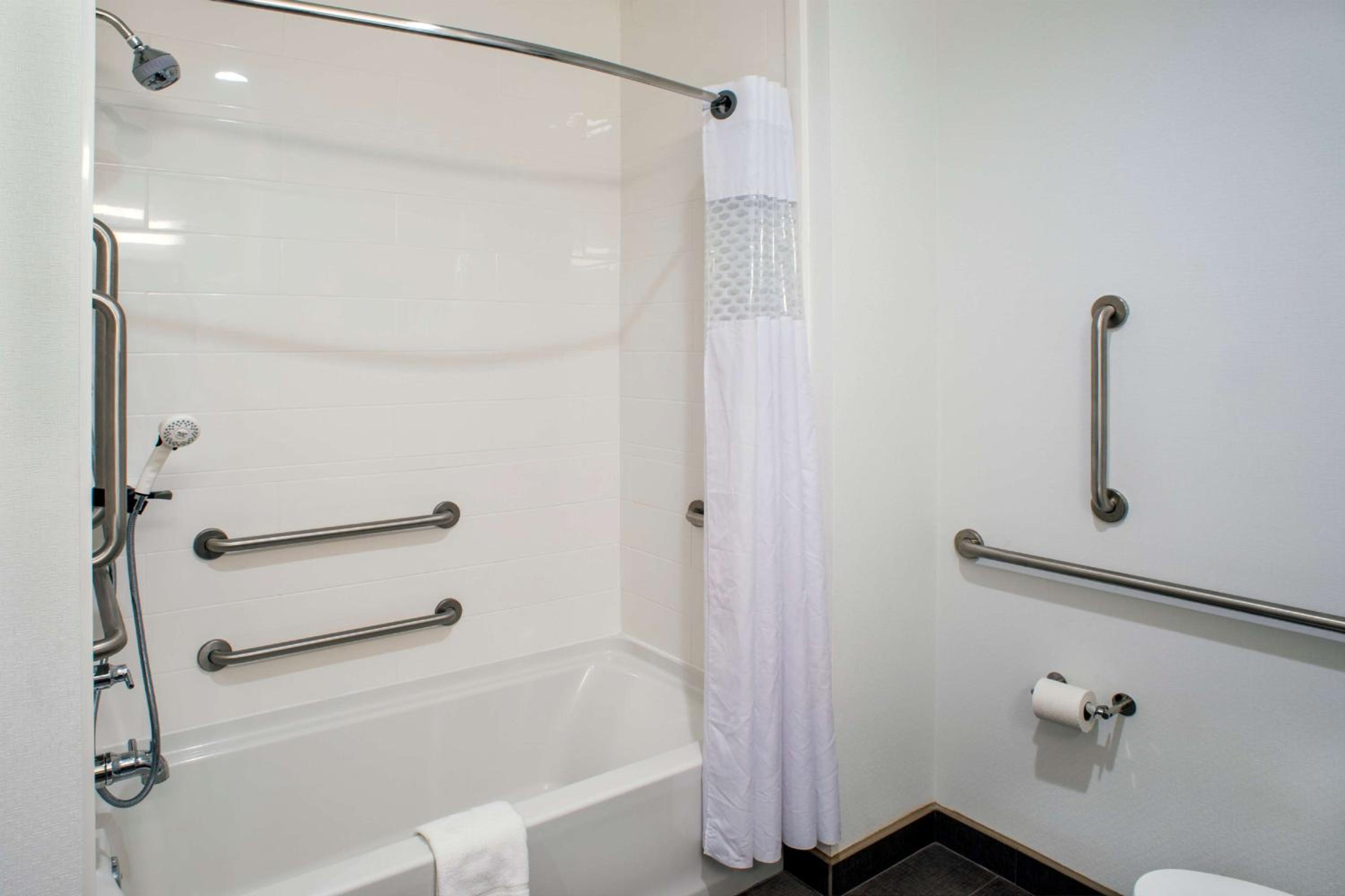 Queen Room with Two Queen Beds - Mobility Access/Non-Smoking photo 2