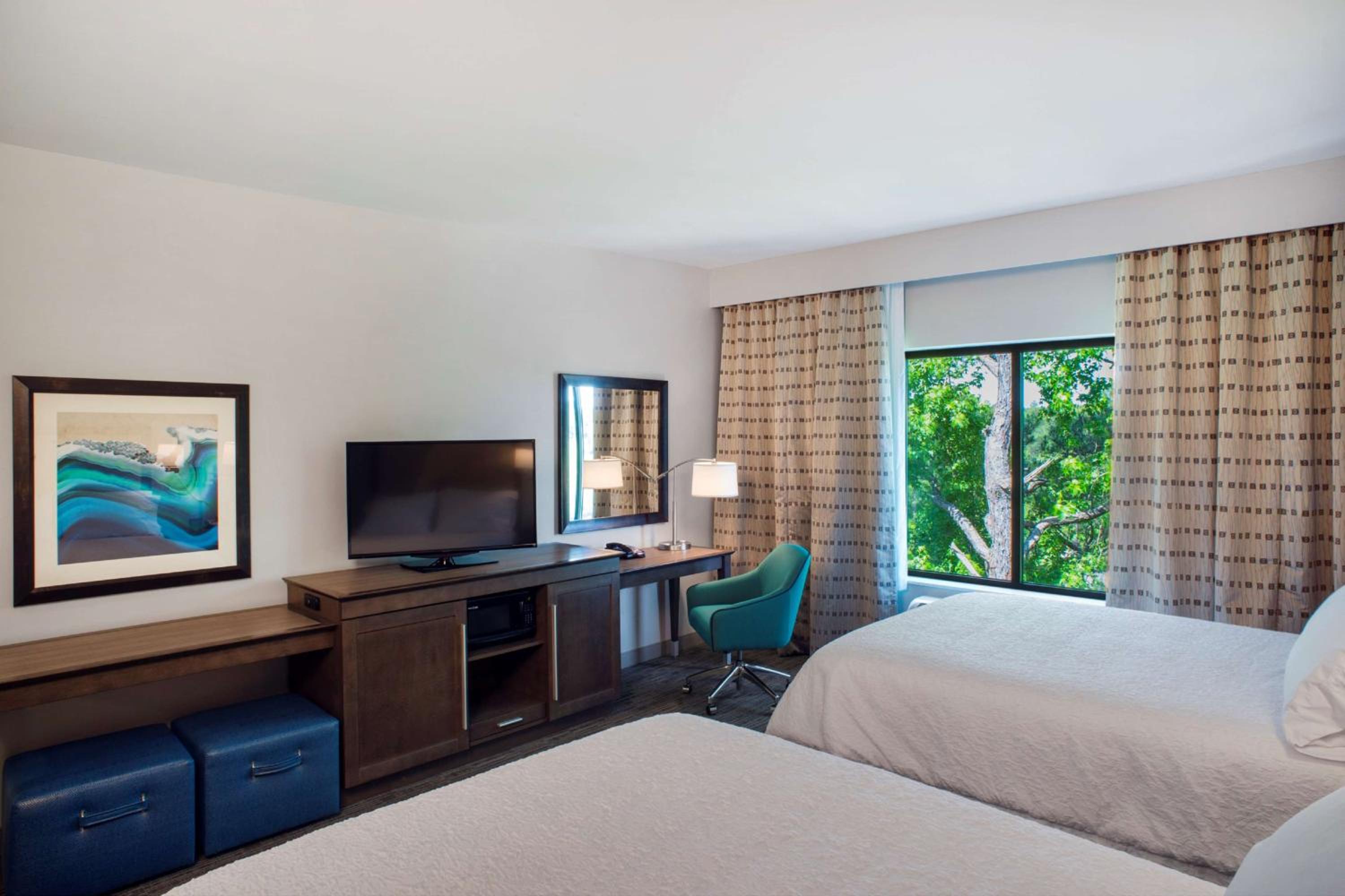 Queen Room with Two Queen Beds - Hearing Access/Non-Smoking photo 1