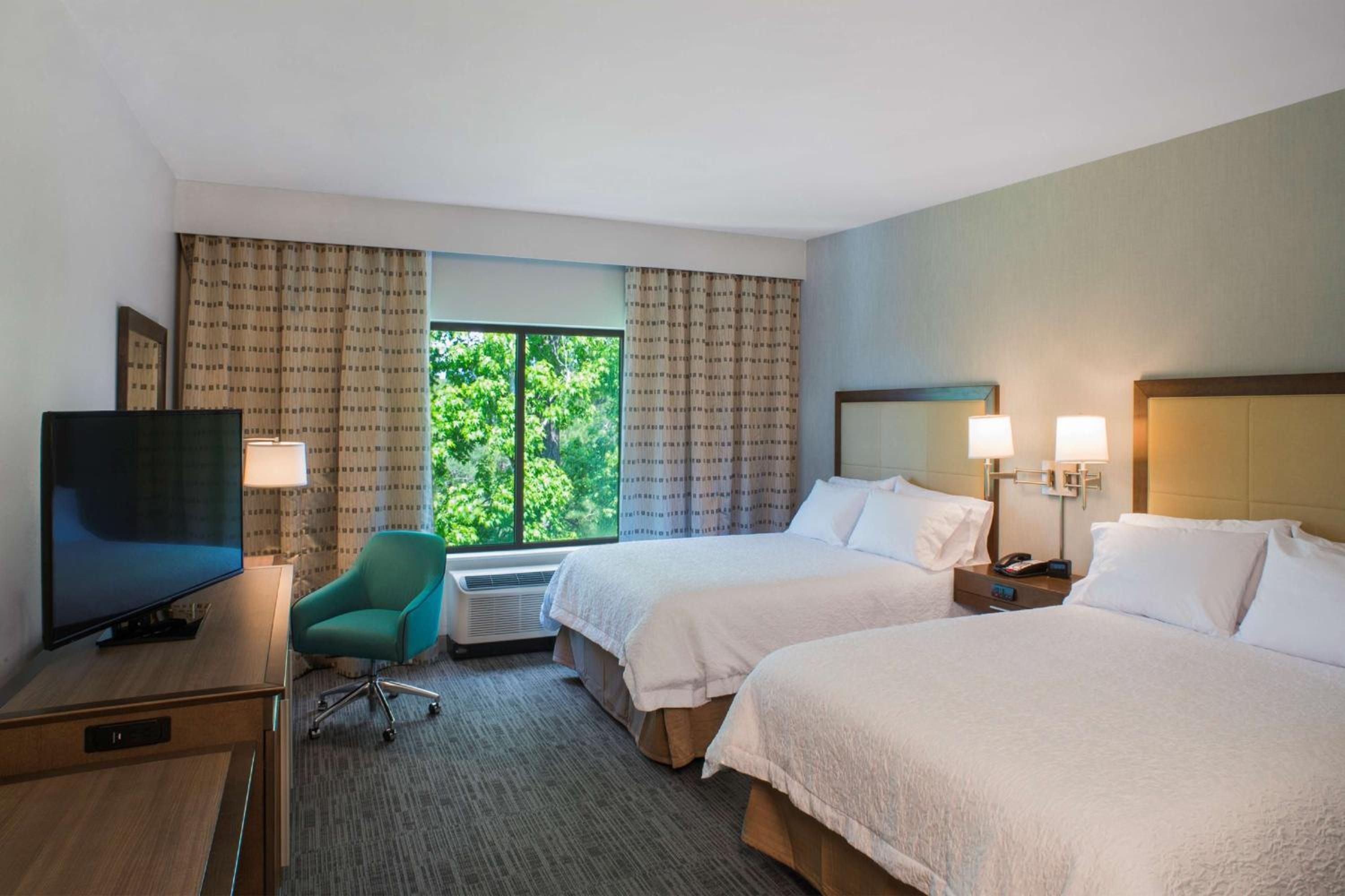 Queen Room with Two Queen Beds - Hearing Access/Non-Smoking photo 3