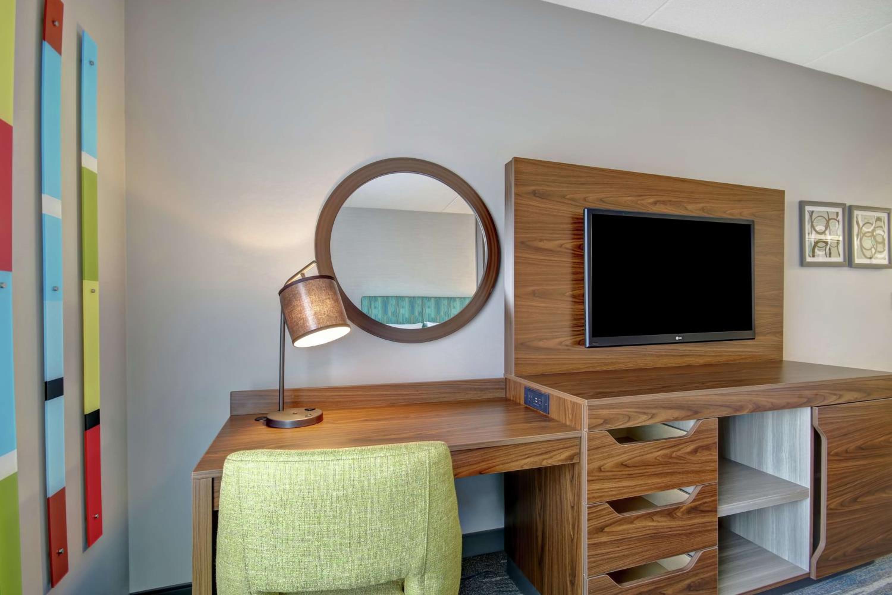 Deluxe King Room - Non-Smoking - Photo 1