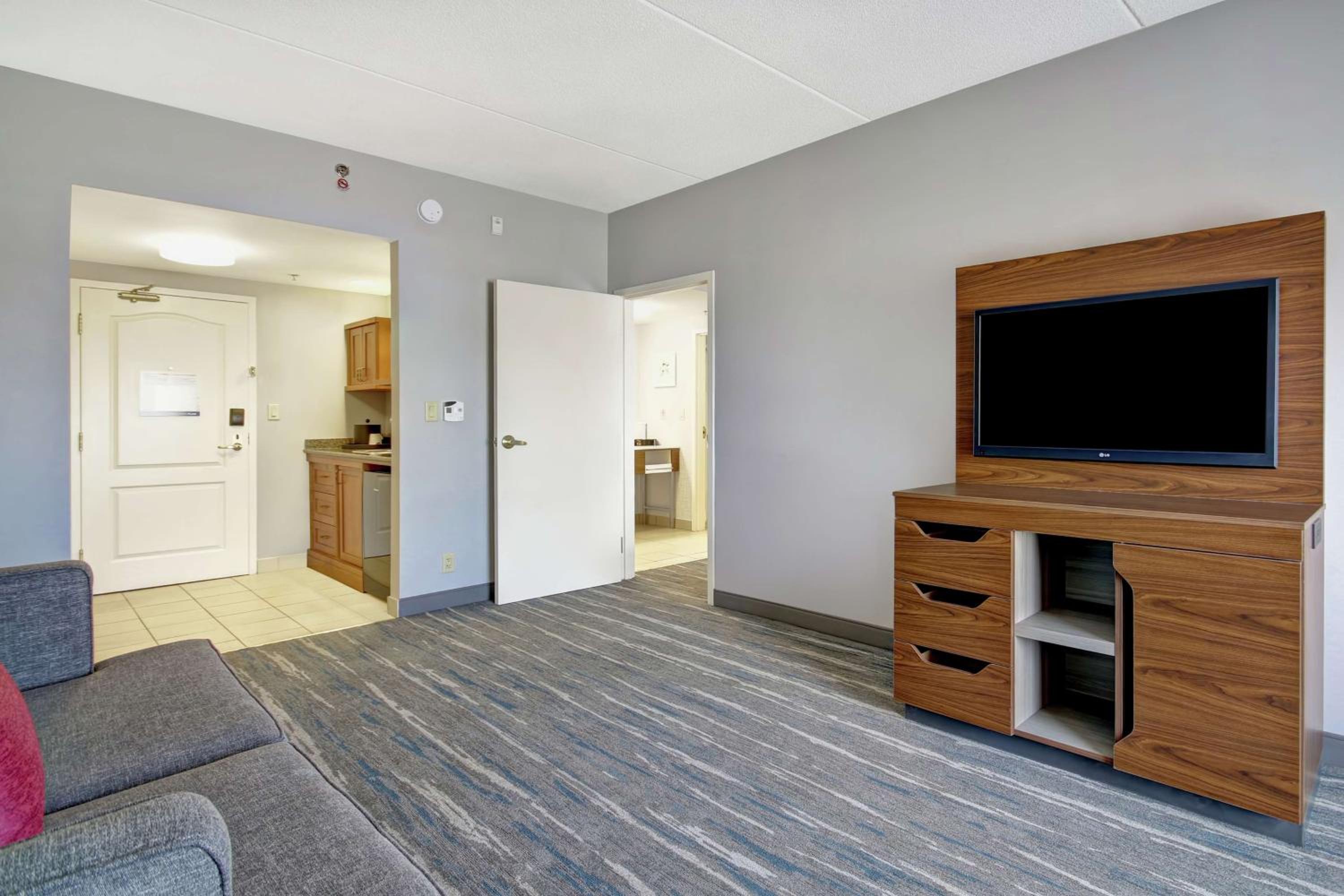One-Bedroom Suite with Two Queen Beds and Sofa Bed - Photo 1