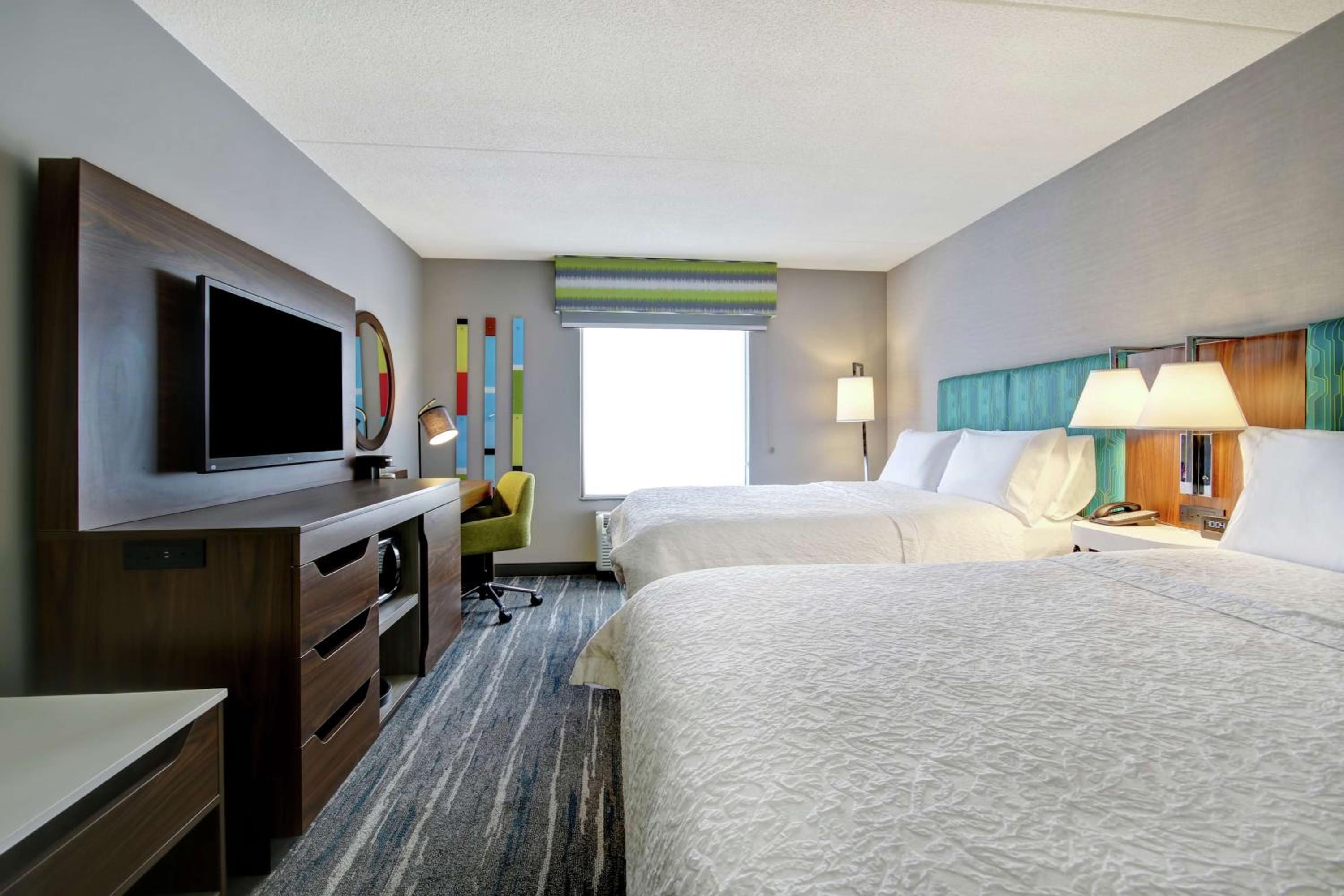 Room with Two Queen Beds - Non-Smoking - Photo 4