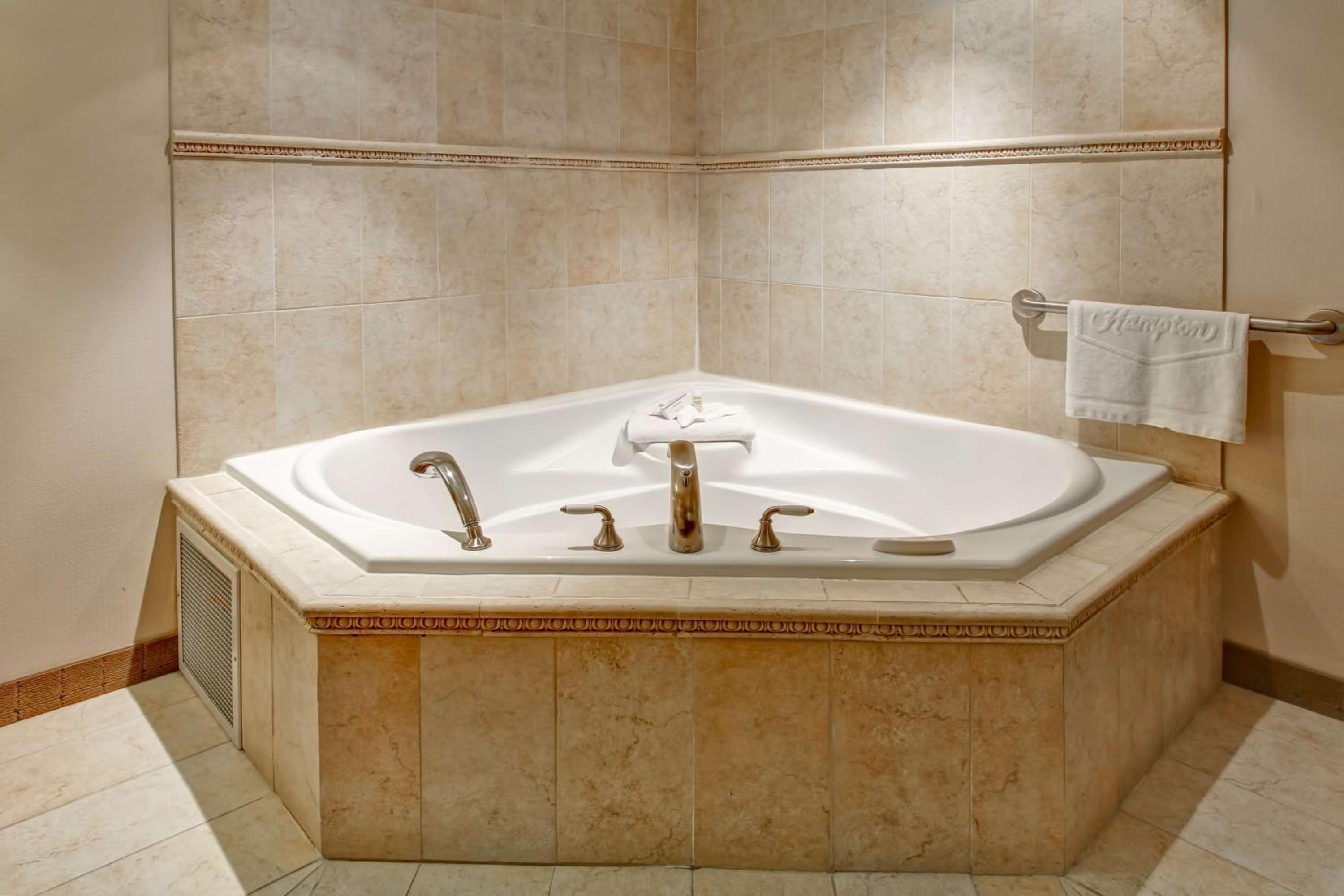 King Room with Spa Bath - Photo 3