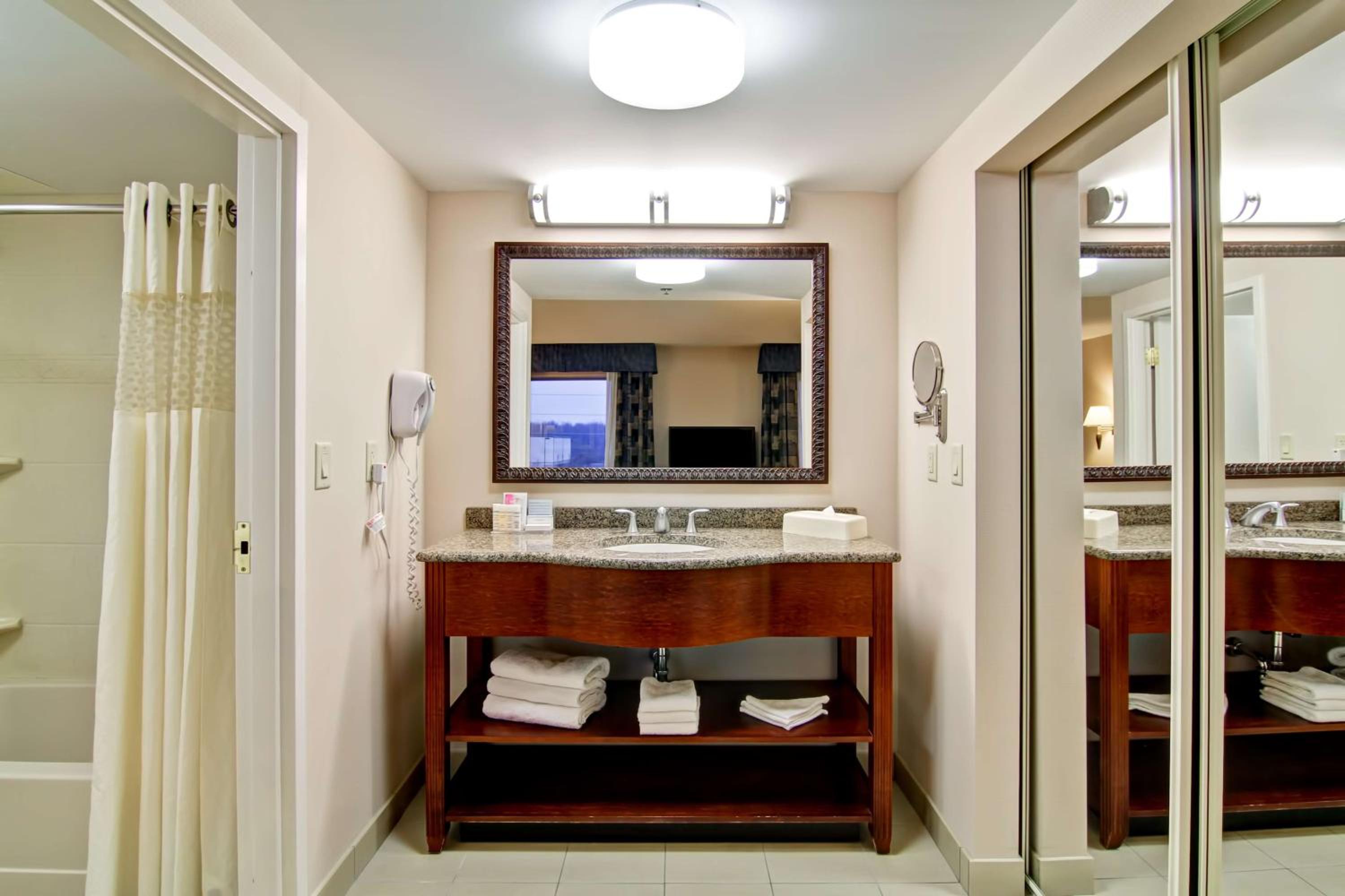 One-Bedroom Suite with Two Queen Beds and Sofa Bed - Photo 2