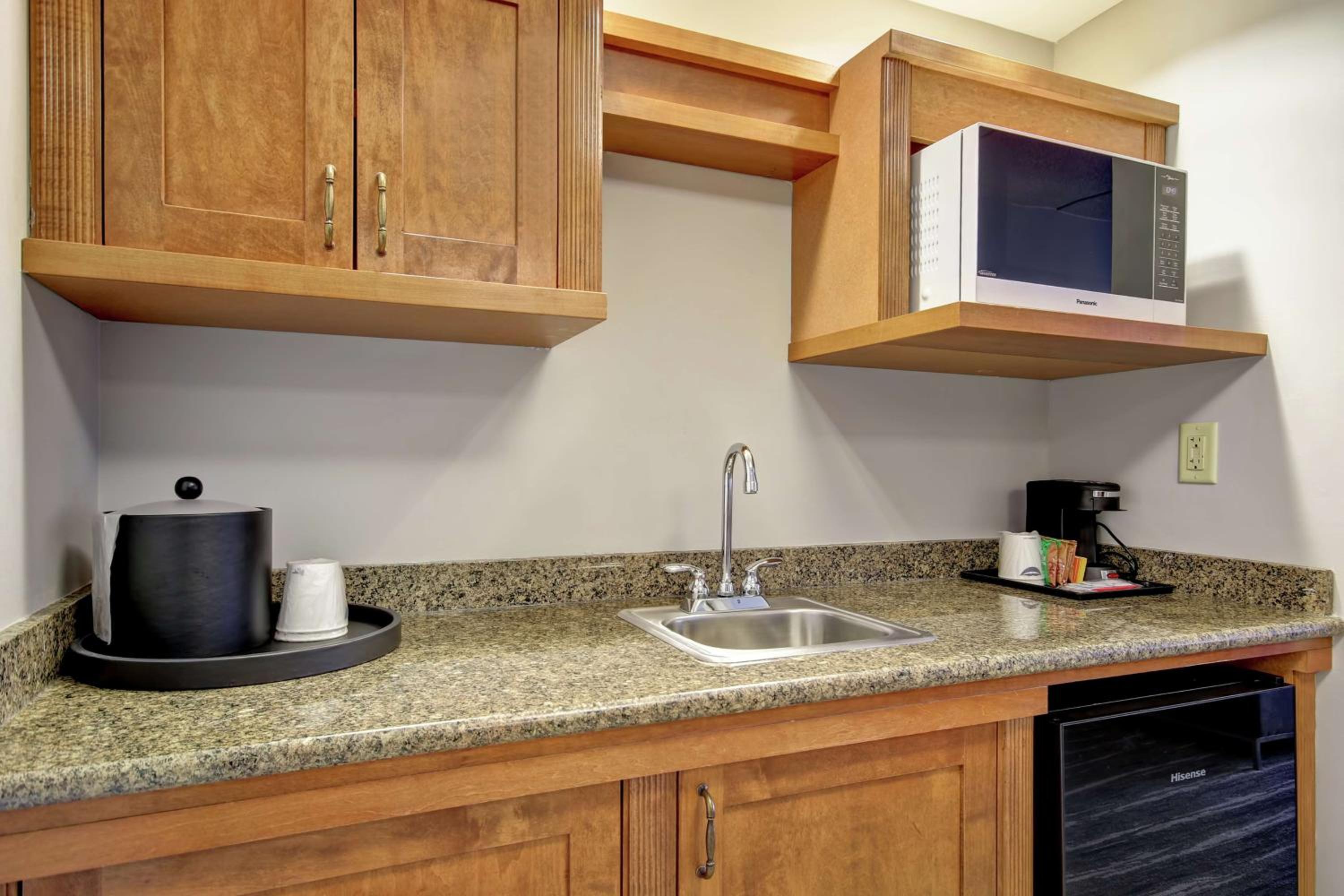 One-Bedroom Suite with Two Queen Beds and Sofa Bed - Photo 4