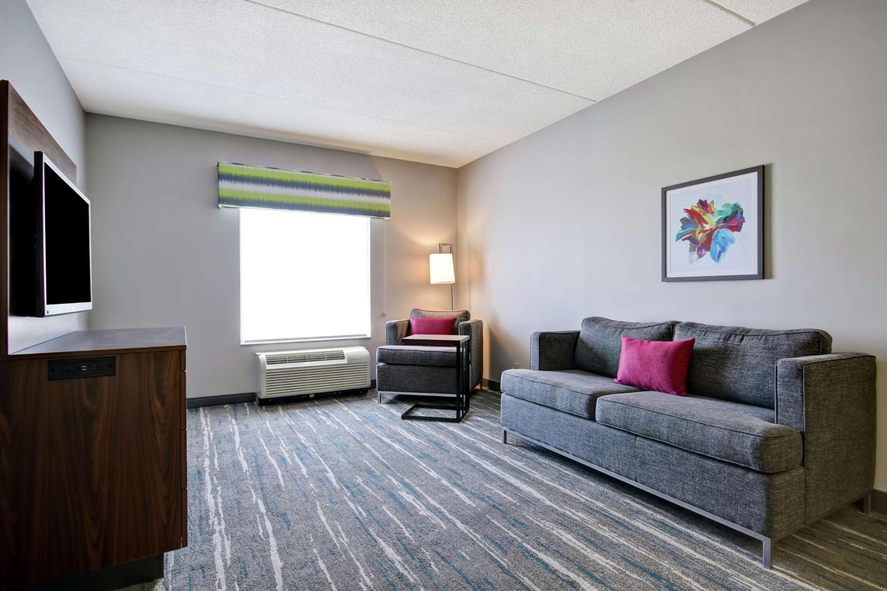 One-Bedroom Suite with Two Queen Beds and Sofa Bed - Photo 5