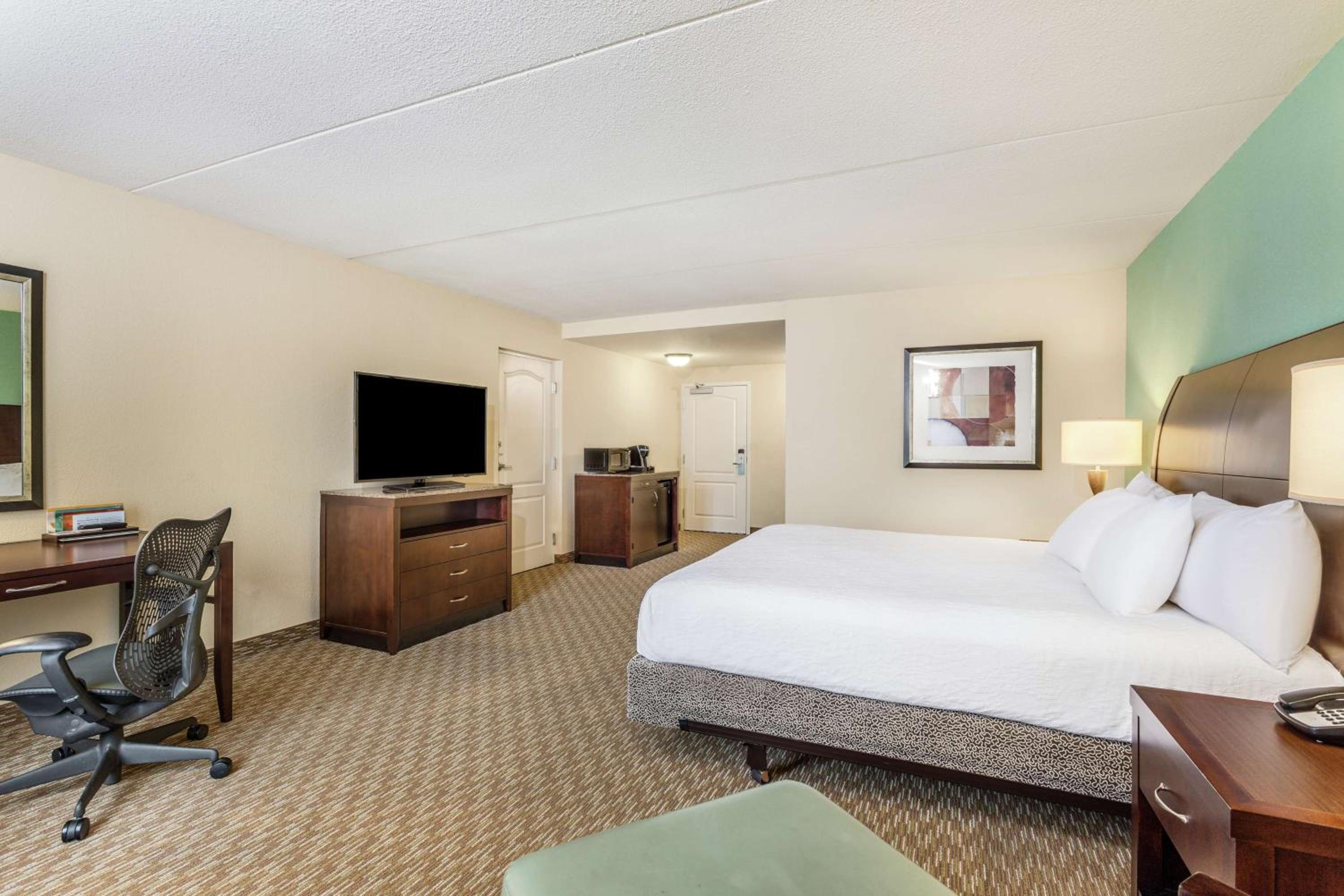 King Room with Tub - Mobility and Hearing Access - Photo 2