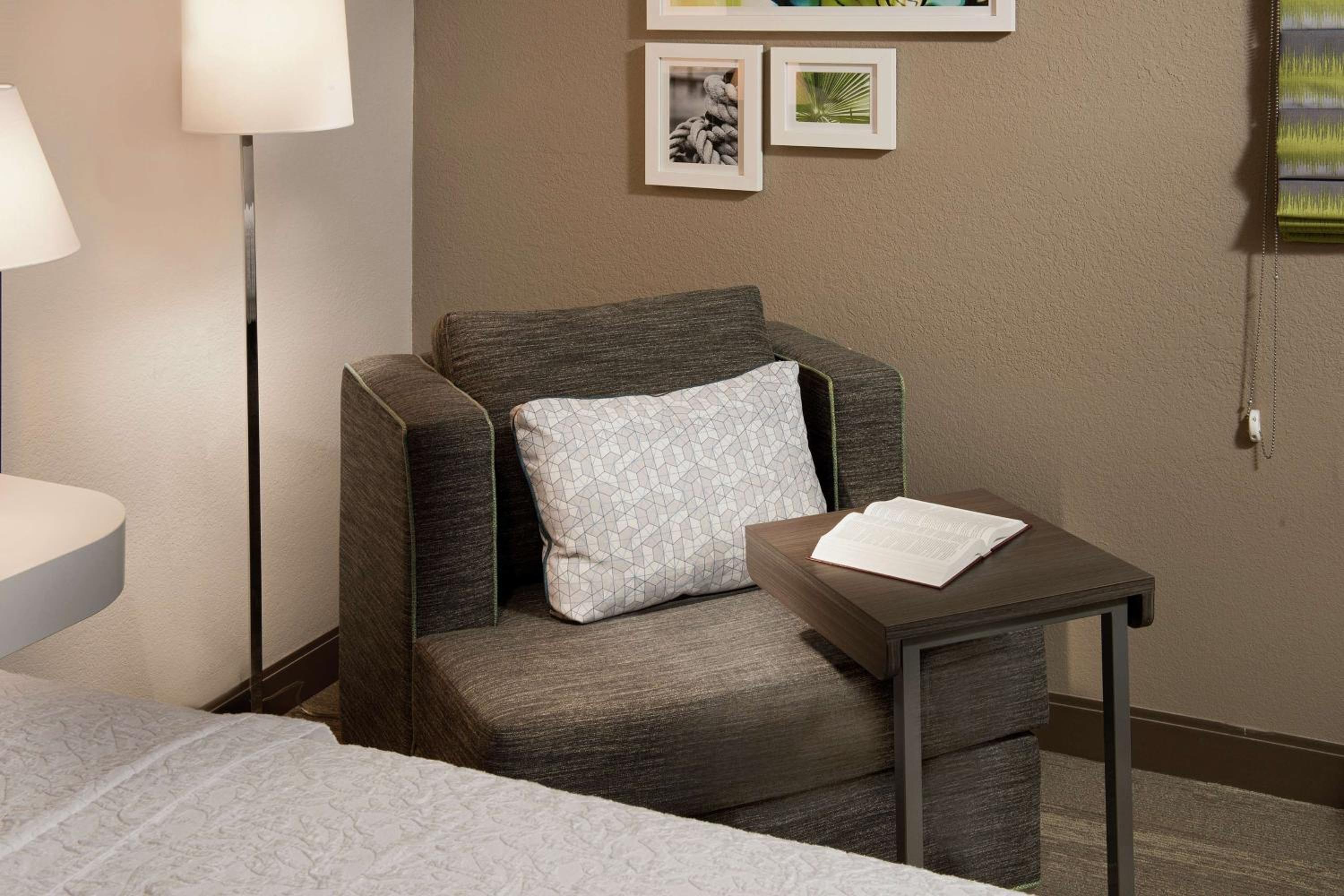 King Room with Accessible Tub - Mobility and Hearing Access/Non-Smoking - Photo 1