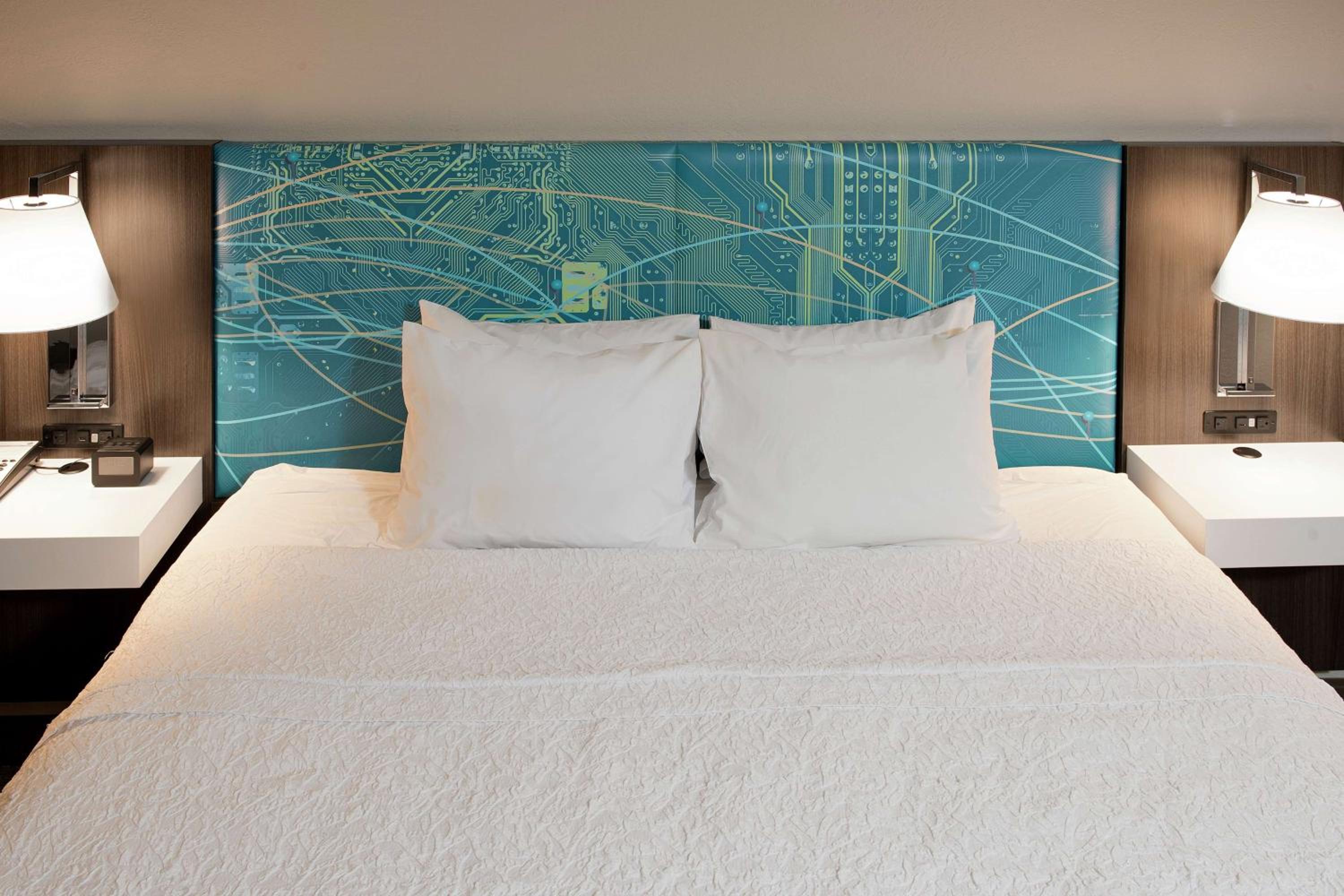King Room with King Bed - Non-Smoking - Photo 2