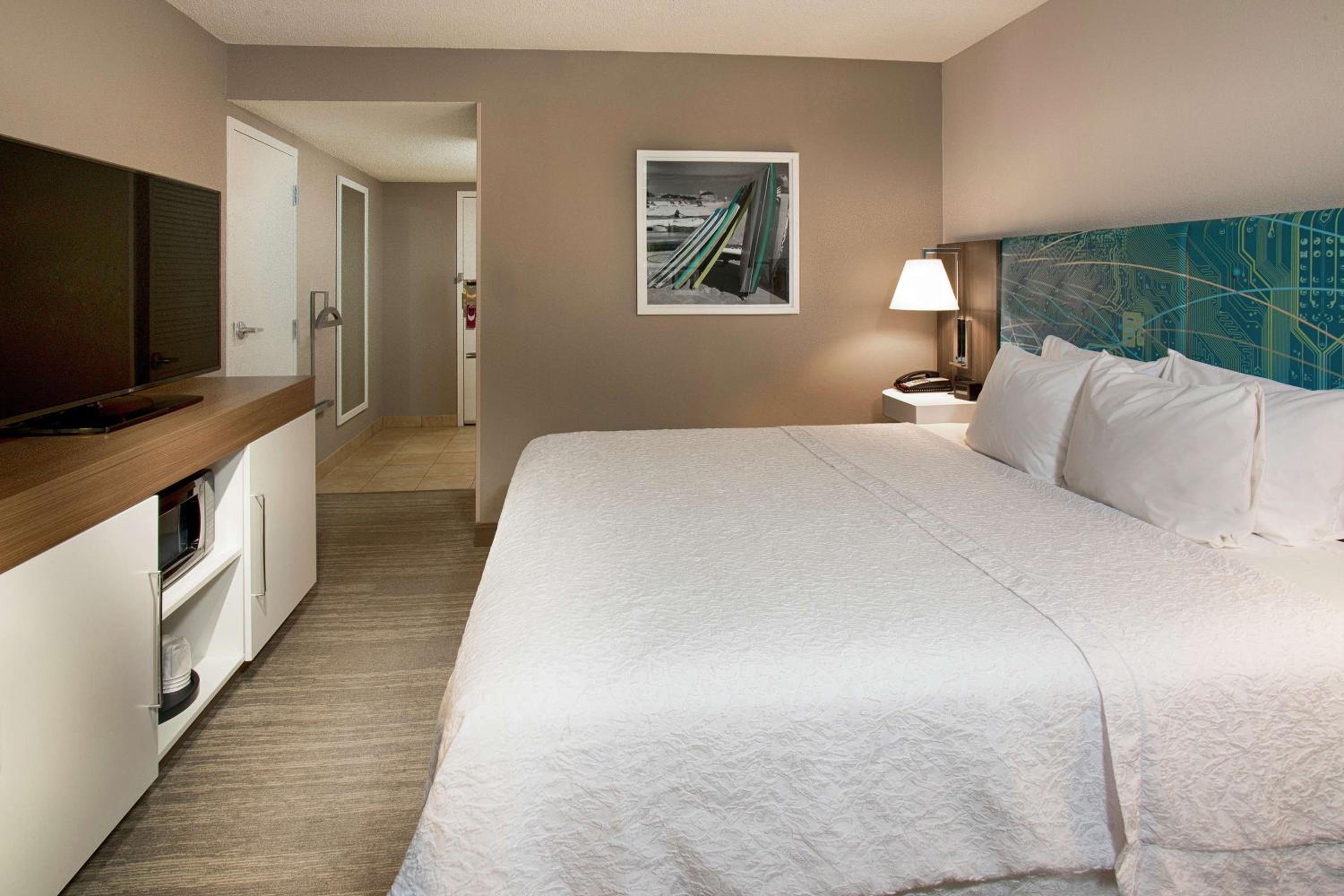 King Room with Roll-In Shower - Mobility and Hearing Access/Non-Smoking - Photo 2