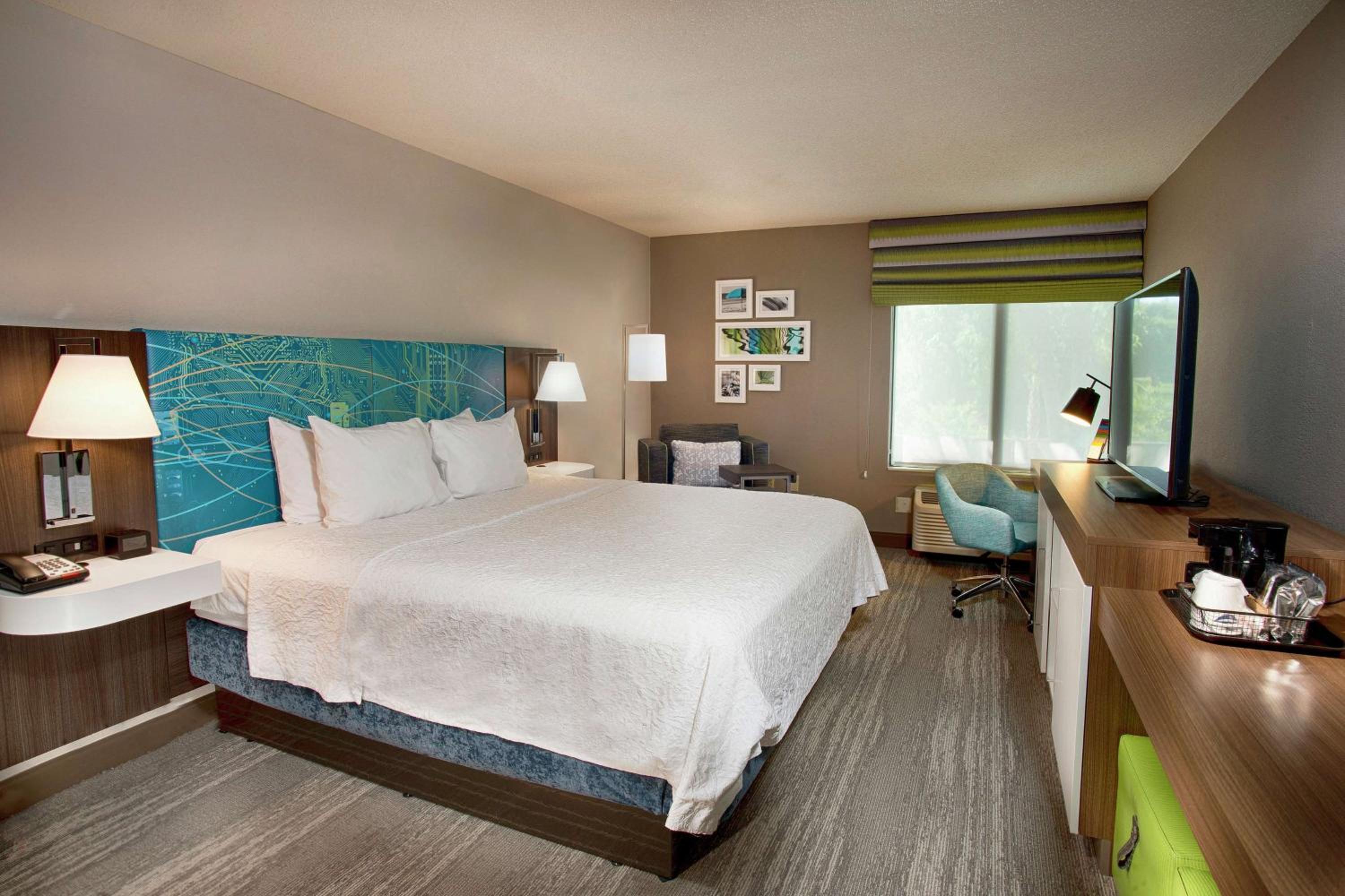 King Room with King Bed - Non-Smoking - Photo 4