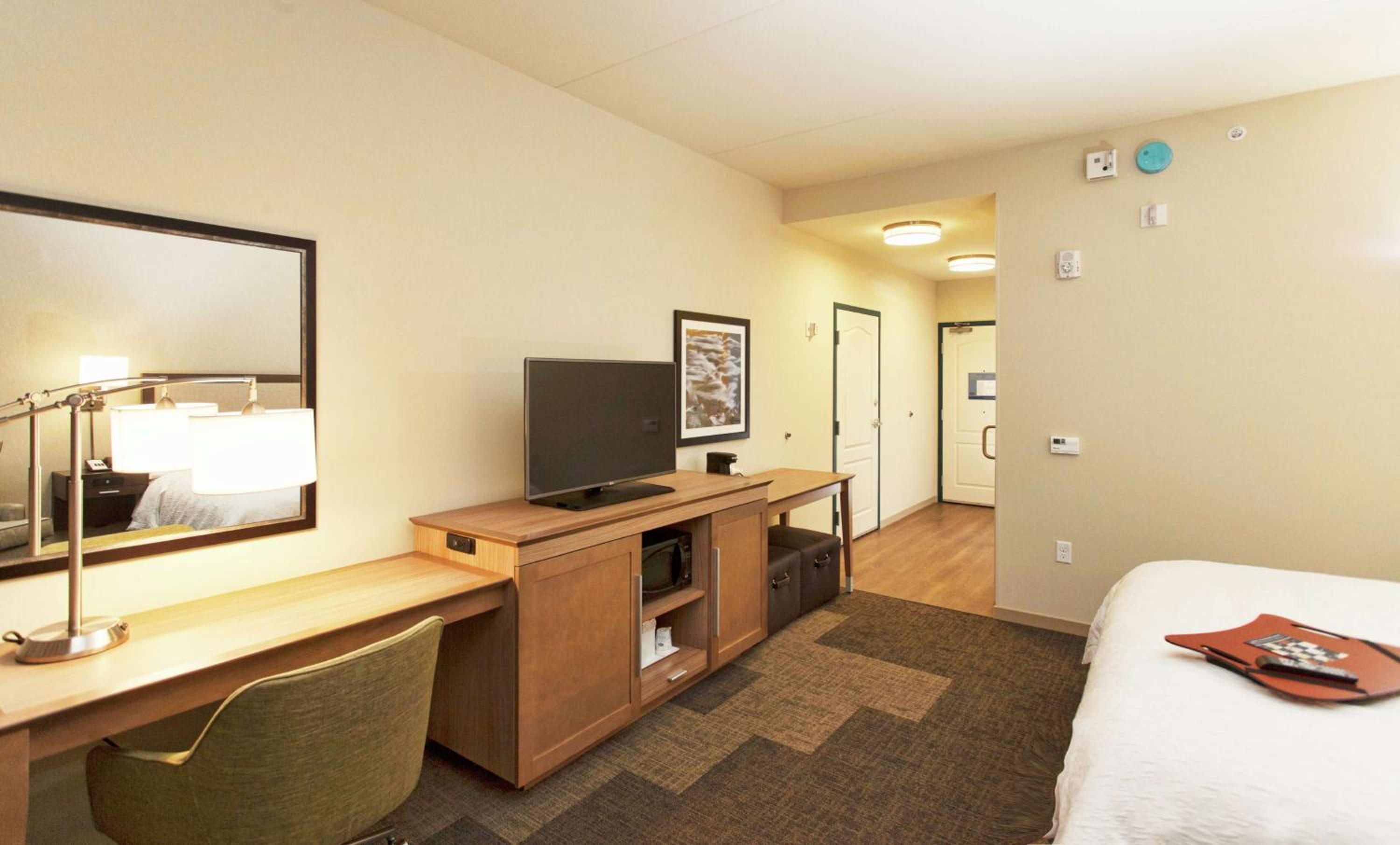 King Room with Roll-In Shower - Mobility Access/Non-Smoking photo 1