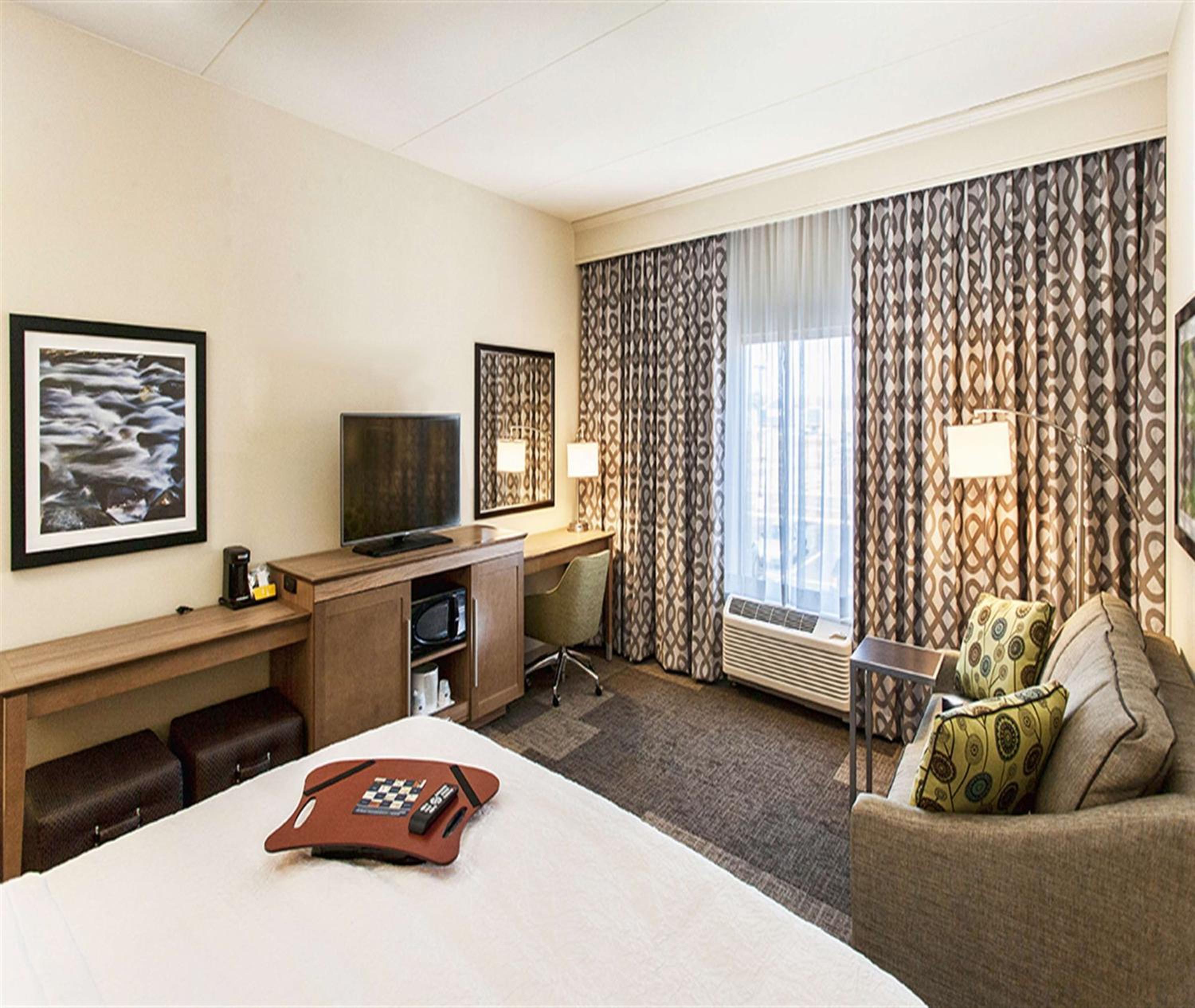 King Room with Sofa Bed - Hearing Accessible/Non-Smoking photo 1