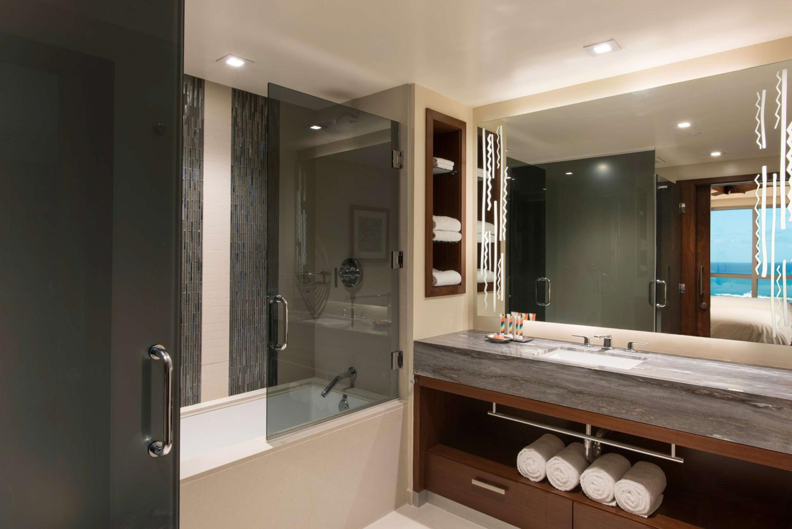 One-Bedroom Luxury Suite with Two Double Beds and Ocean View thumbnail 5