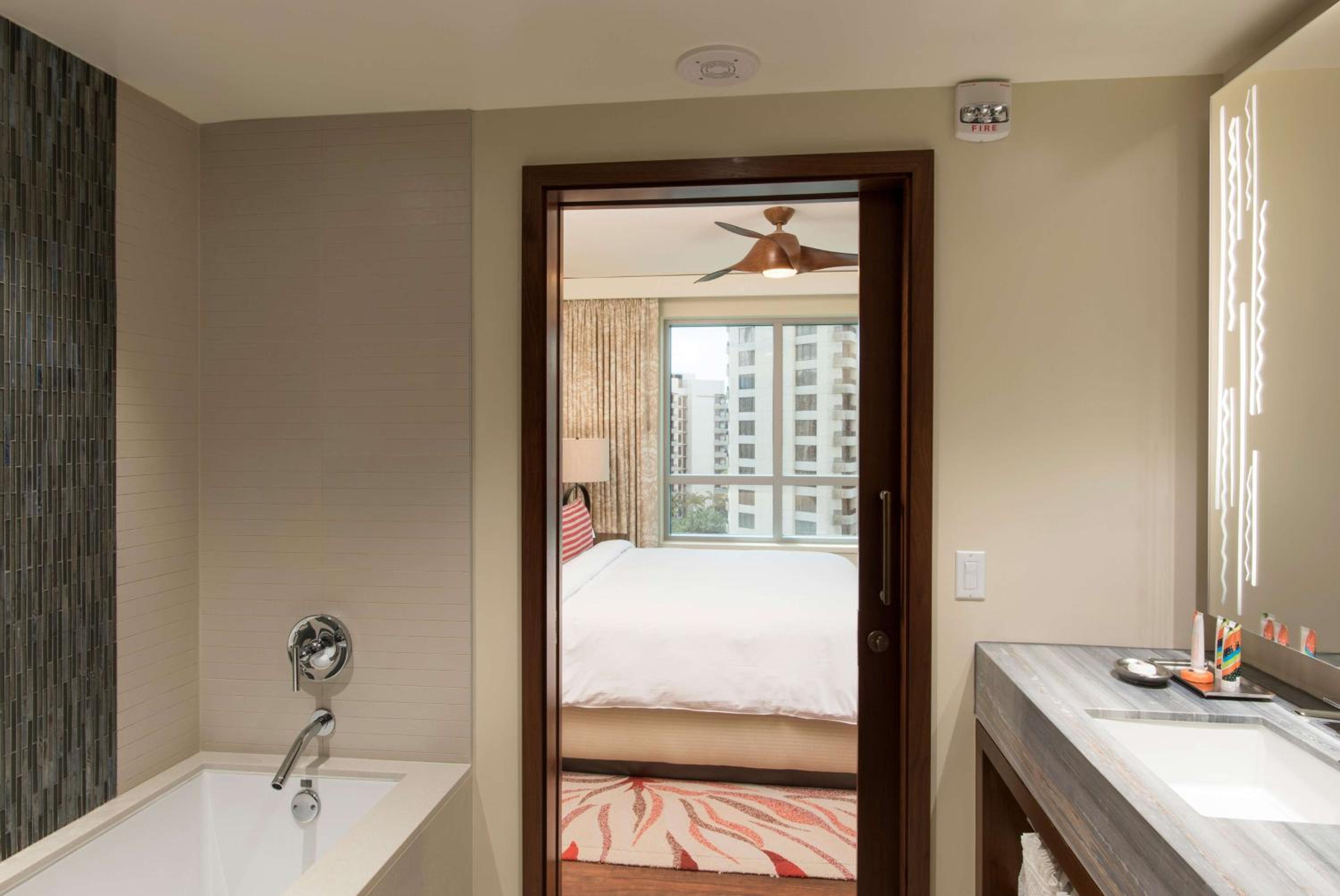 One-Bedroom King Suite with Partial Ocean View thumbnail 5