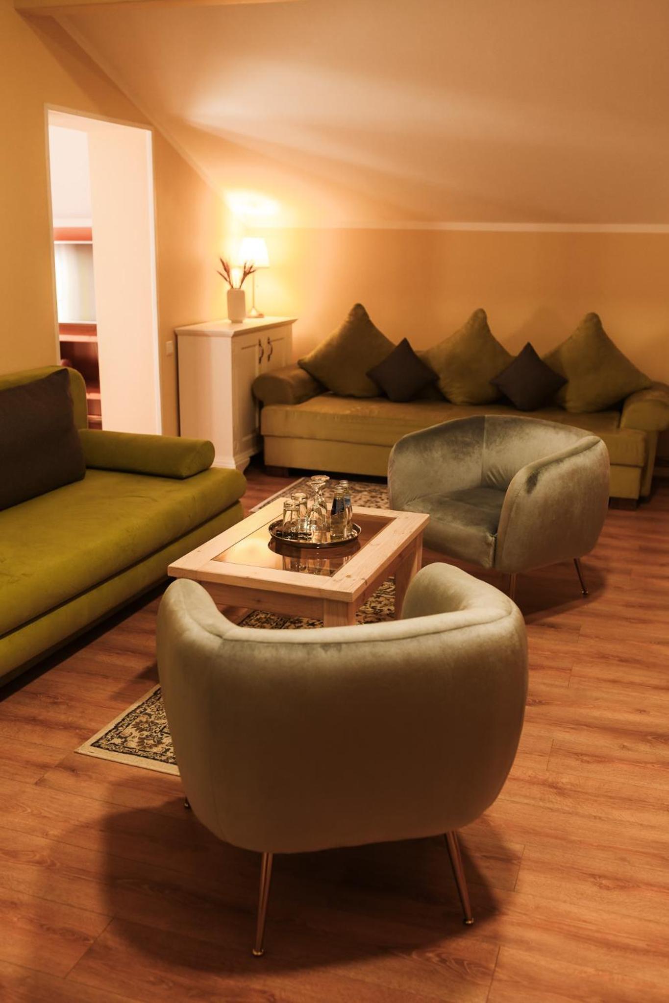 Suite - Photo 1