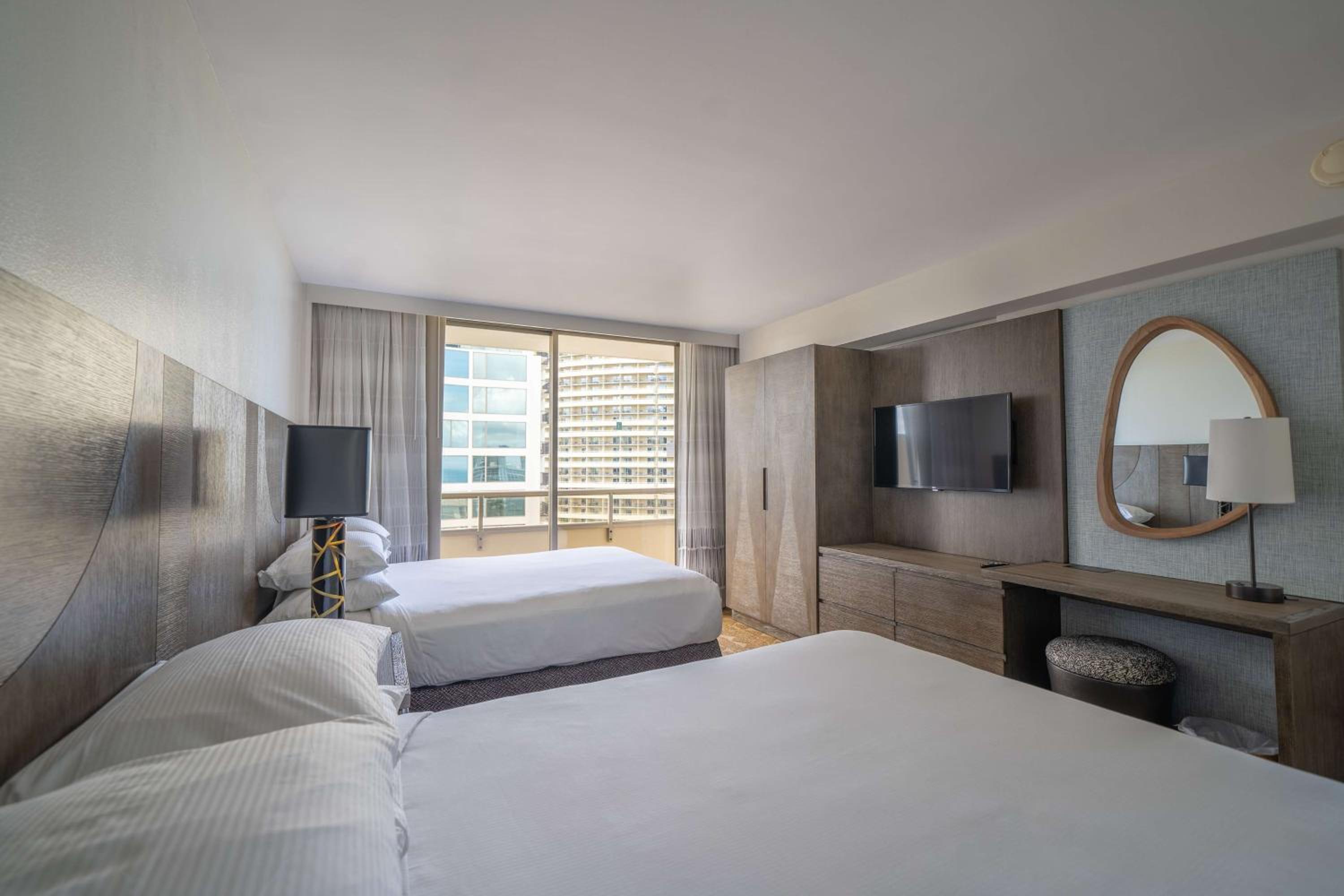 Queen Suite with City View - Photo 8
