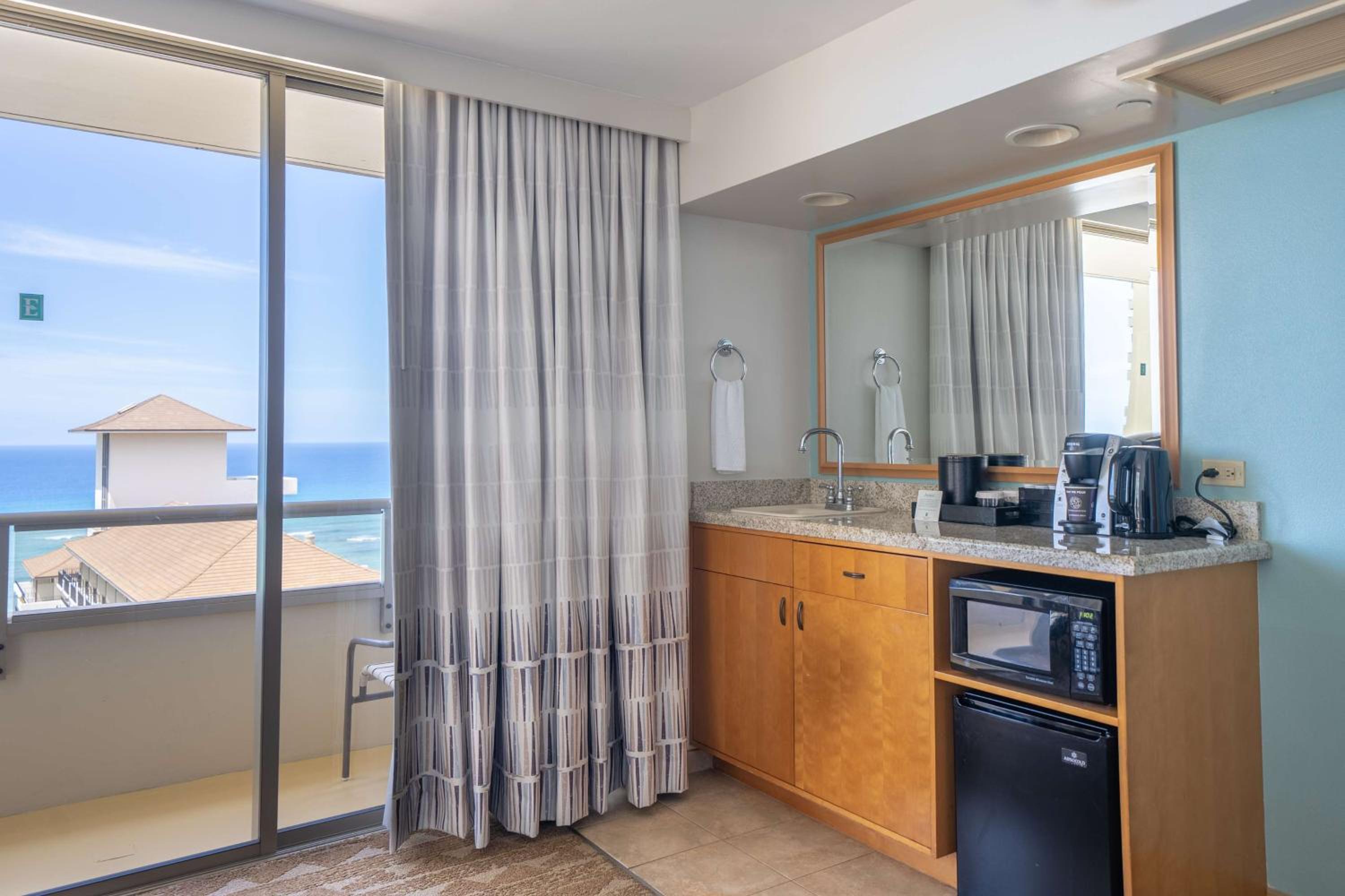 One Bedroom Premium Suite with Two Queen Beds and Ocean View - Photo 4