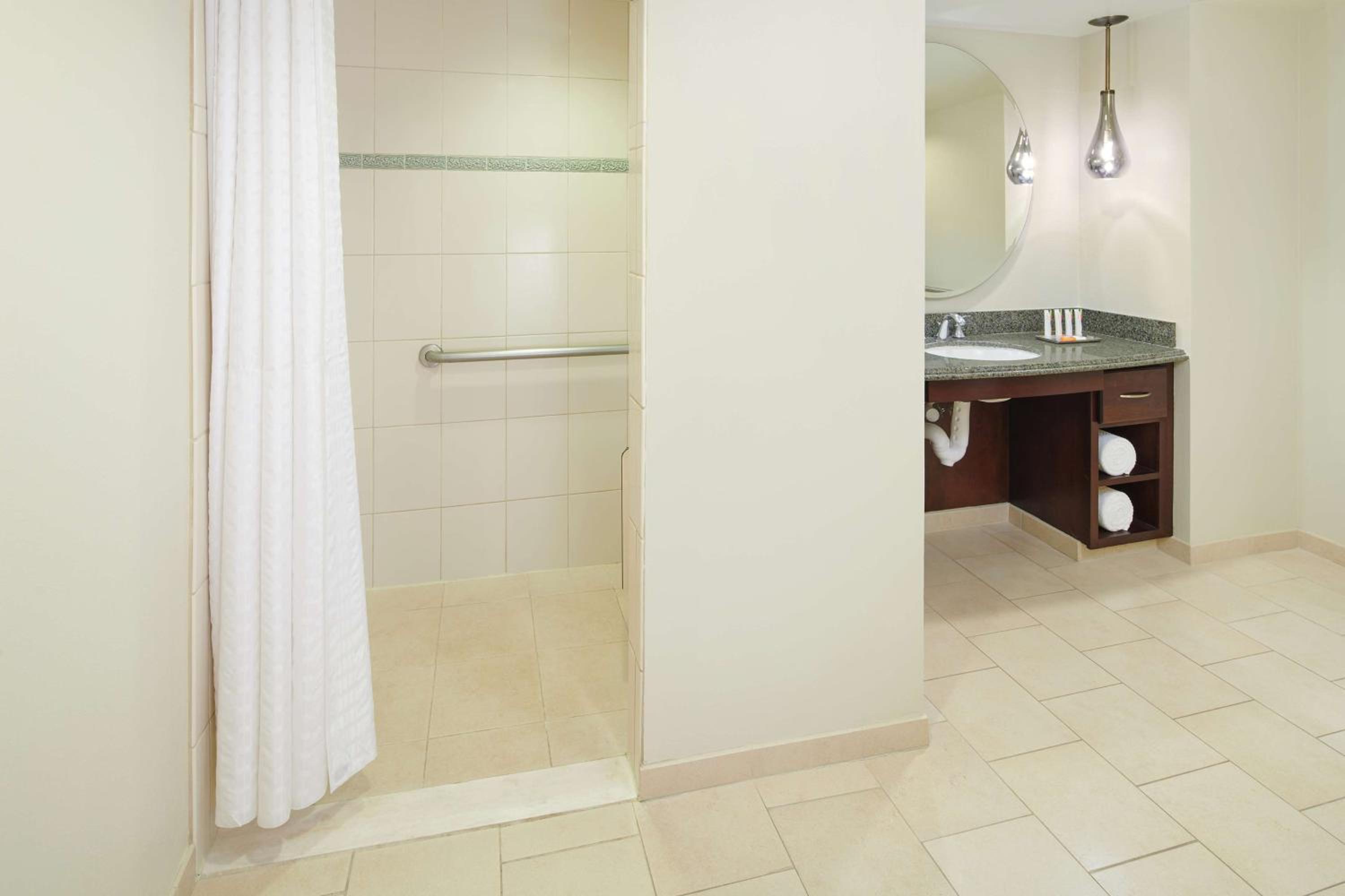 Three-Bedroom Penthouse Suite thumbnail 6