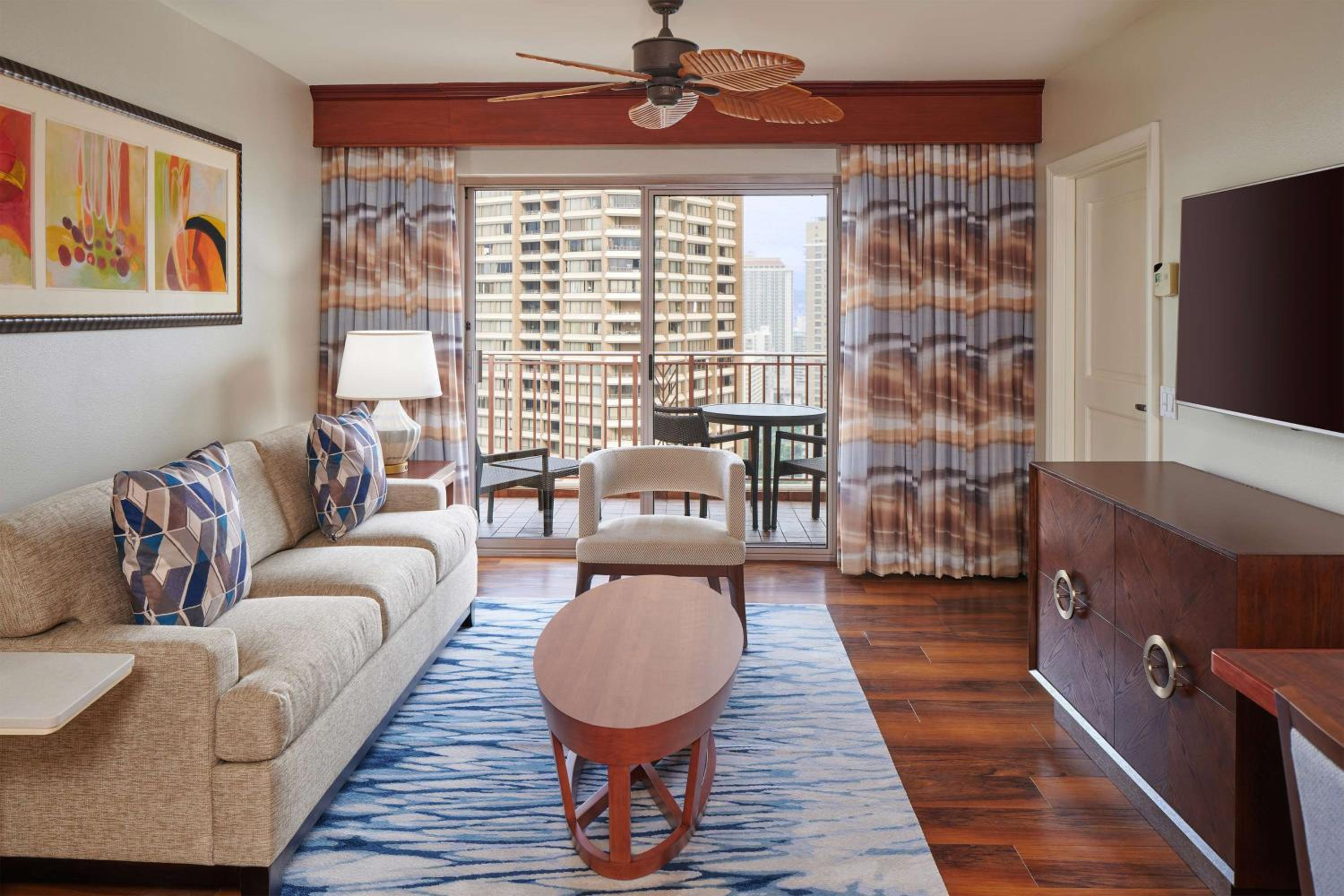 One-Bedroom King Suite with Resort View thumbnail 5