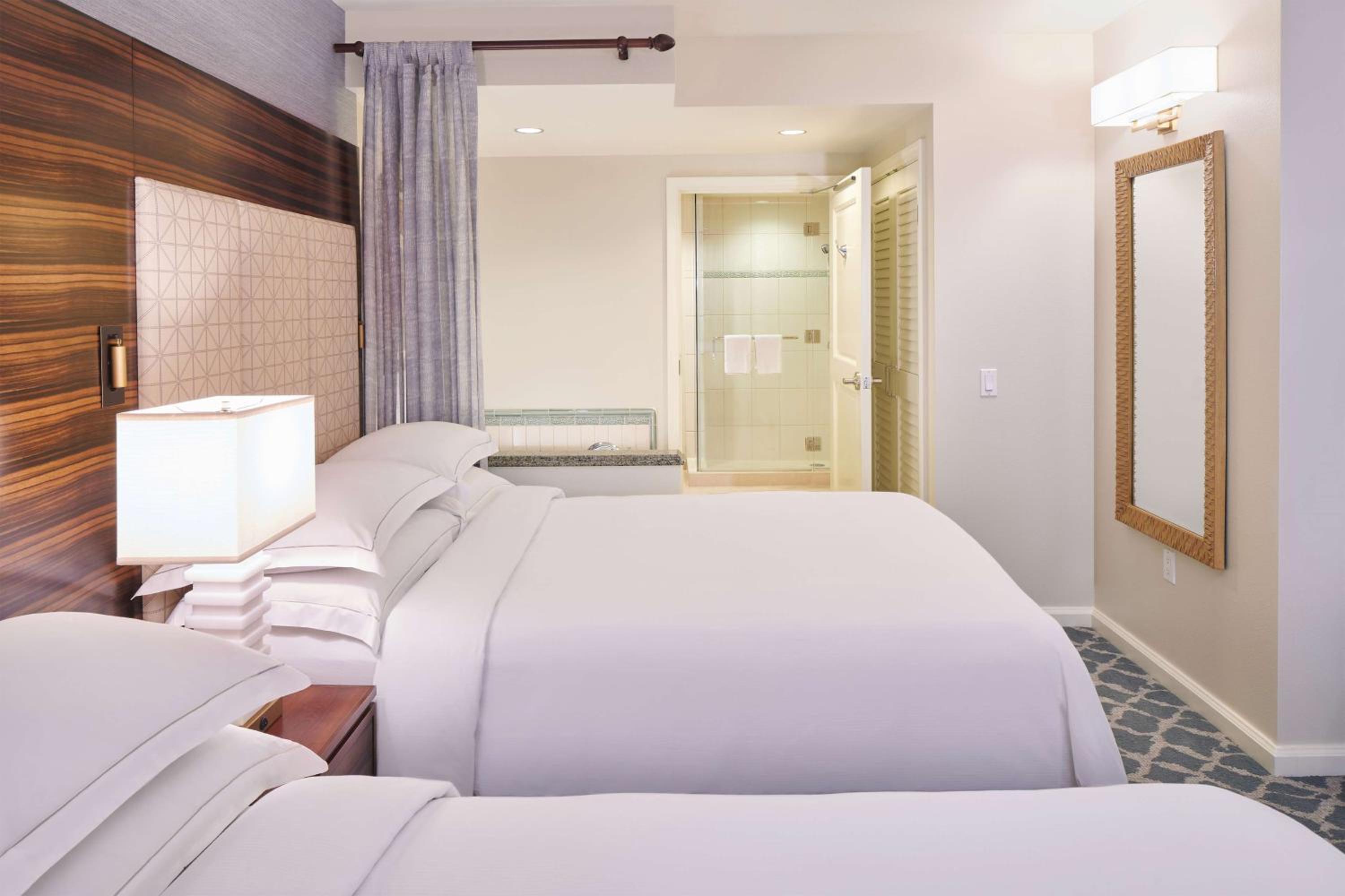 One Bedroom Double Suite with Partial Ocean View - Non-Smoking thumbnail 6