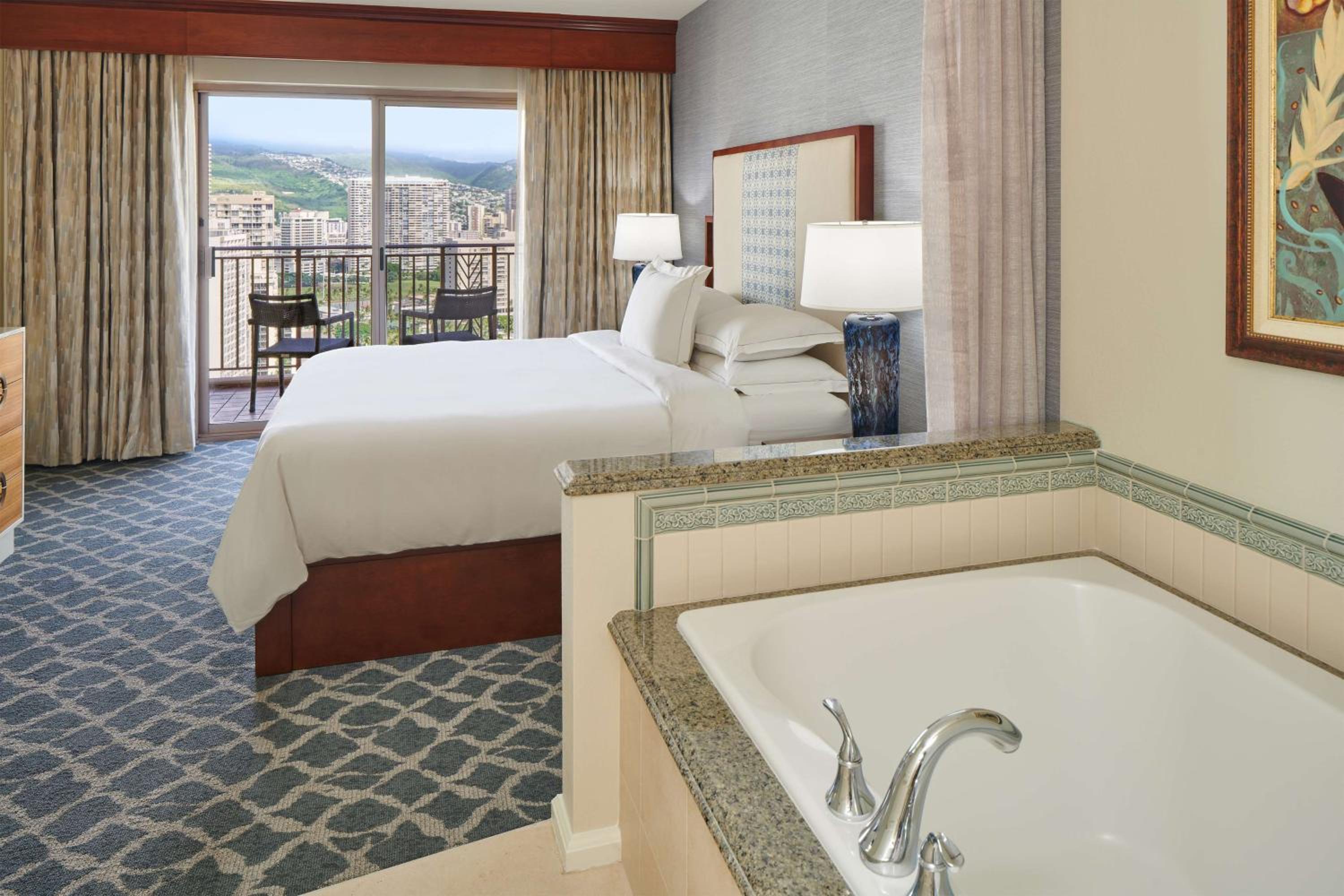 One-Bedroom King Suite with Resort View thumbnail 6