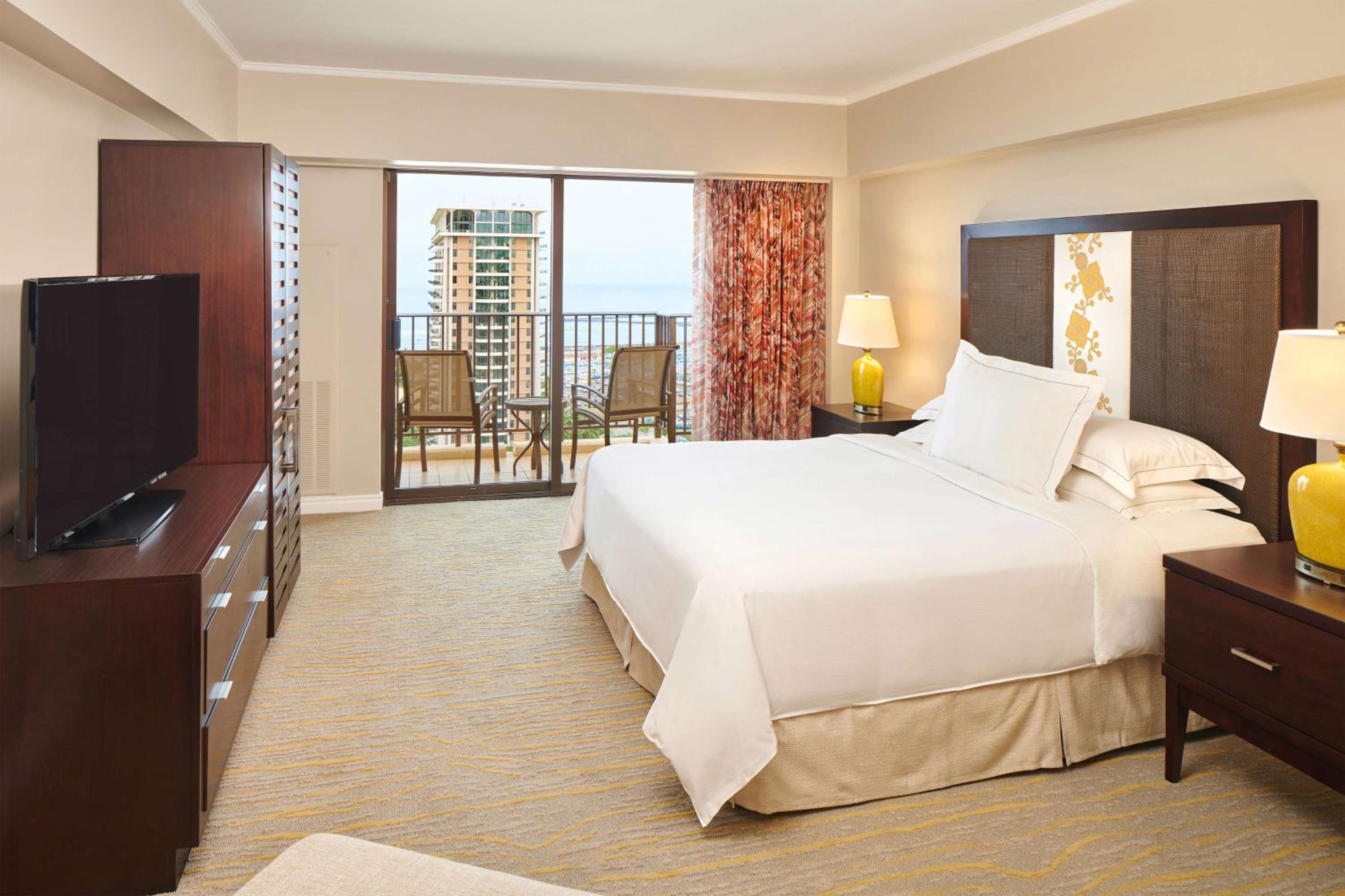 One-Bedroom King Suite with Sofa Bed and Ocean View - Kalia Tower - Photo 1