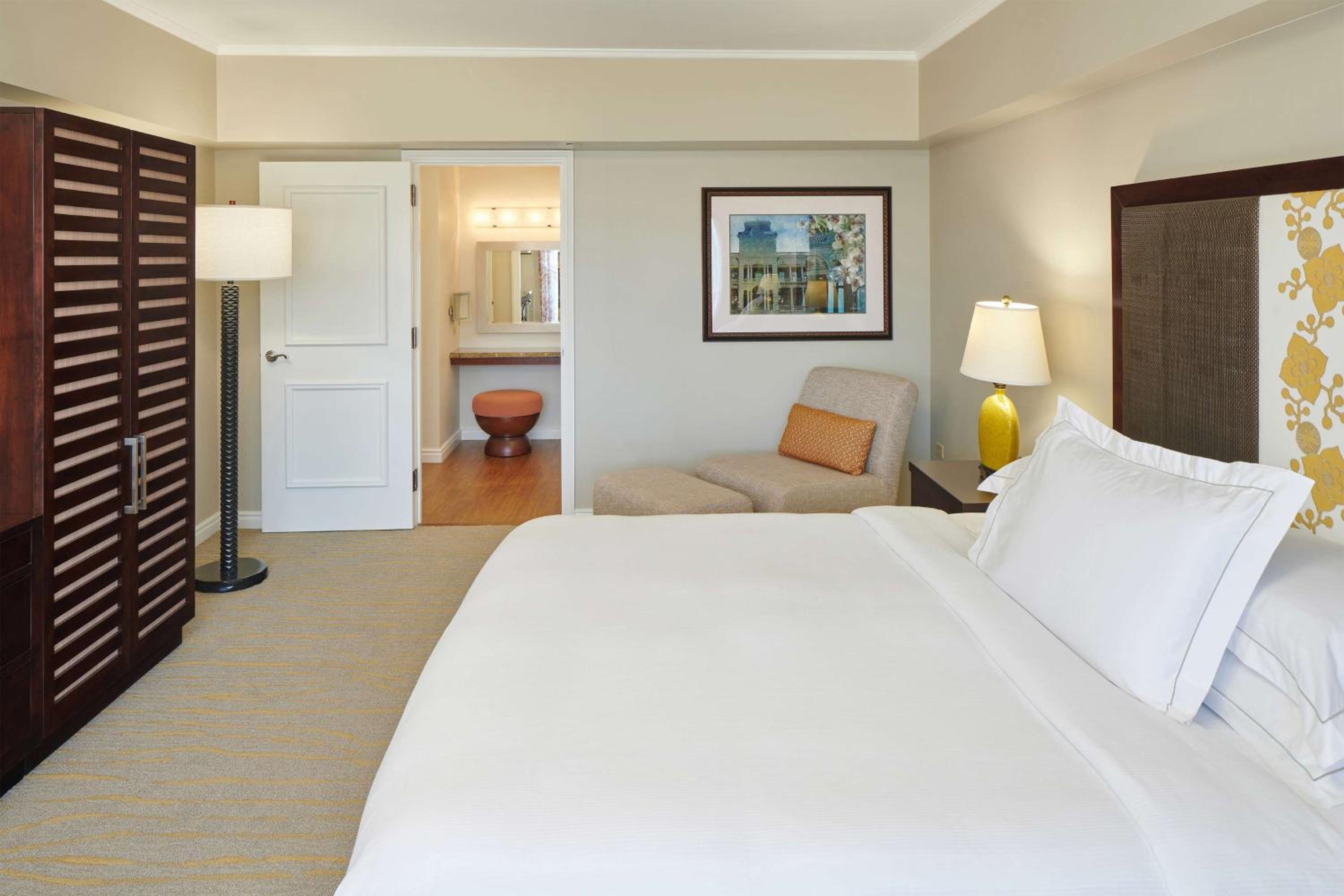 One-Bedroom King Suite with Sofa Bed and Ocean View - Kalia Tower - Photo 2