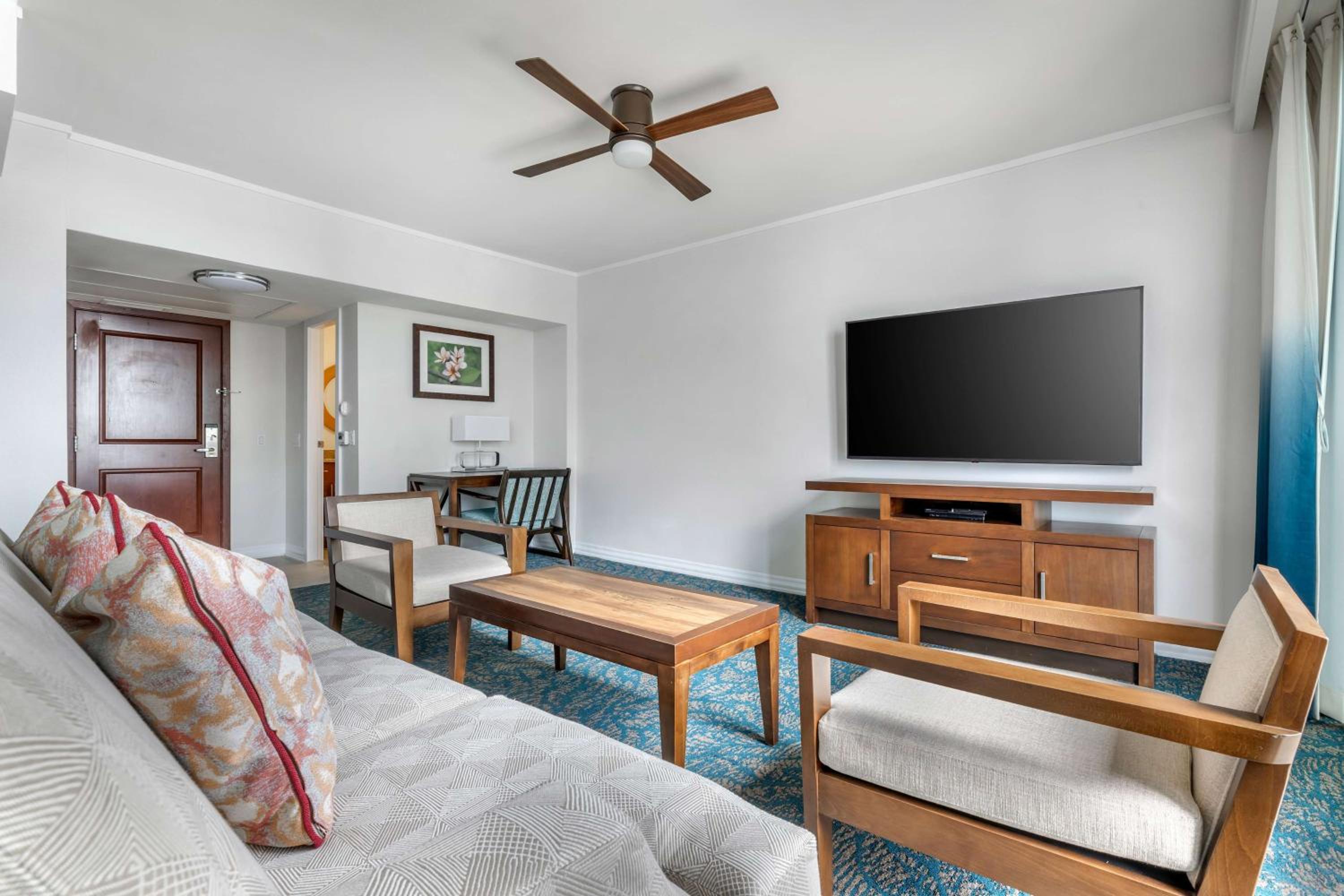 Three-Bedroom Bi-Level Penthouse Suite with Ocean View - Lagoon Tower