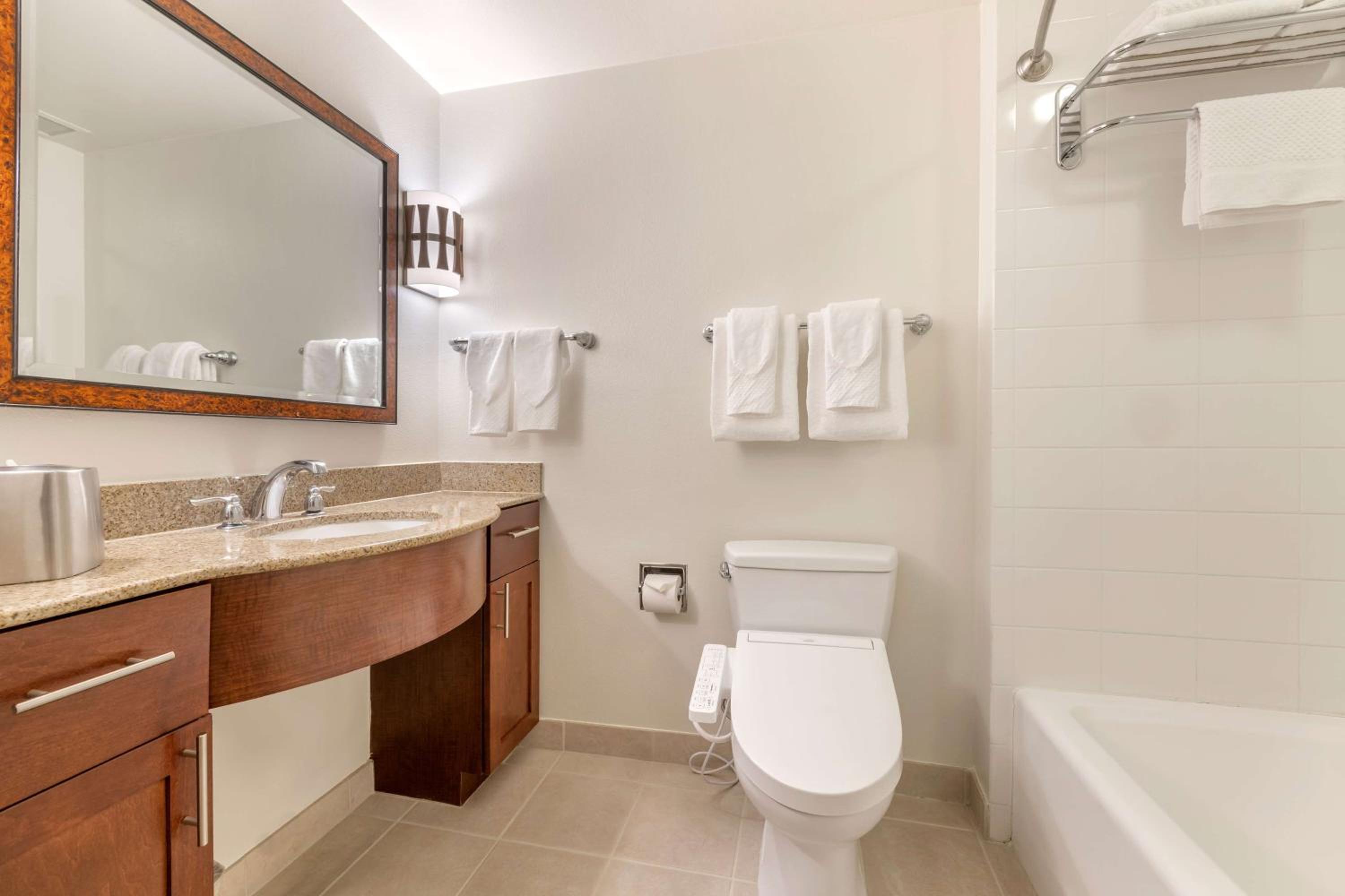 One-Bedroom King Suite with Sofa Bed and View - Lagoon Tower - Photo 11