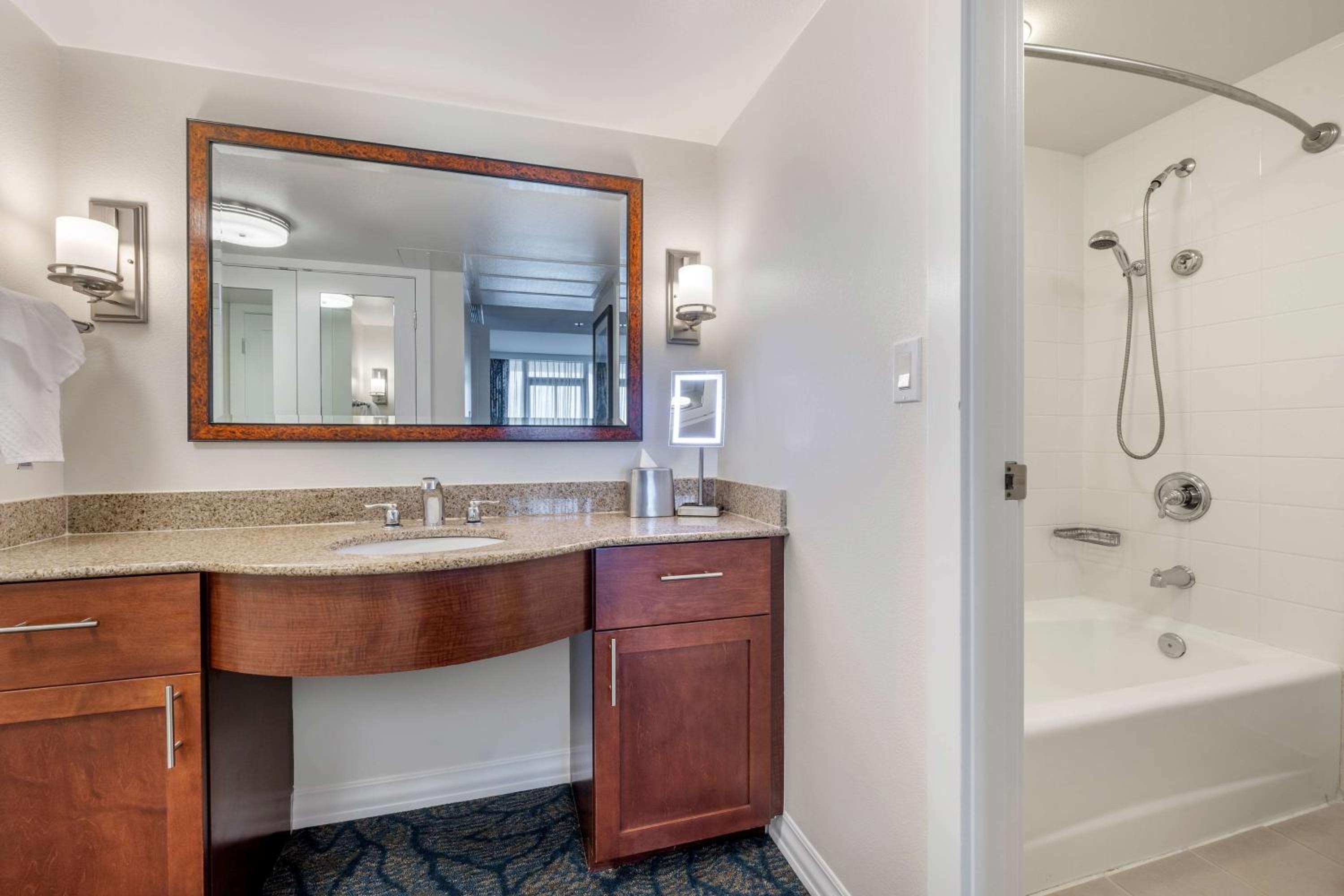 Two-Bedroom Bi-Level Penthouse Suite with Ocean View - Lagoon Tower photo 3