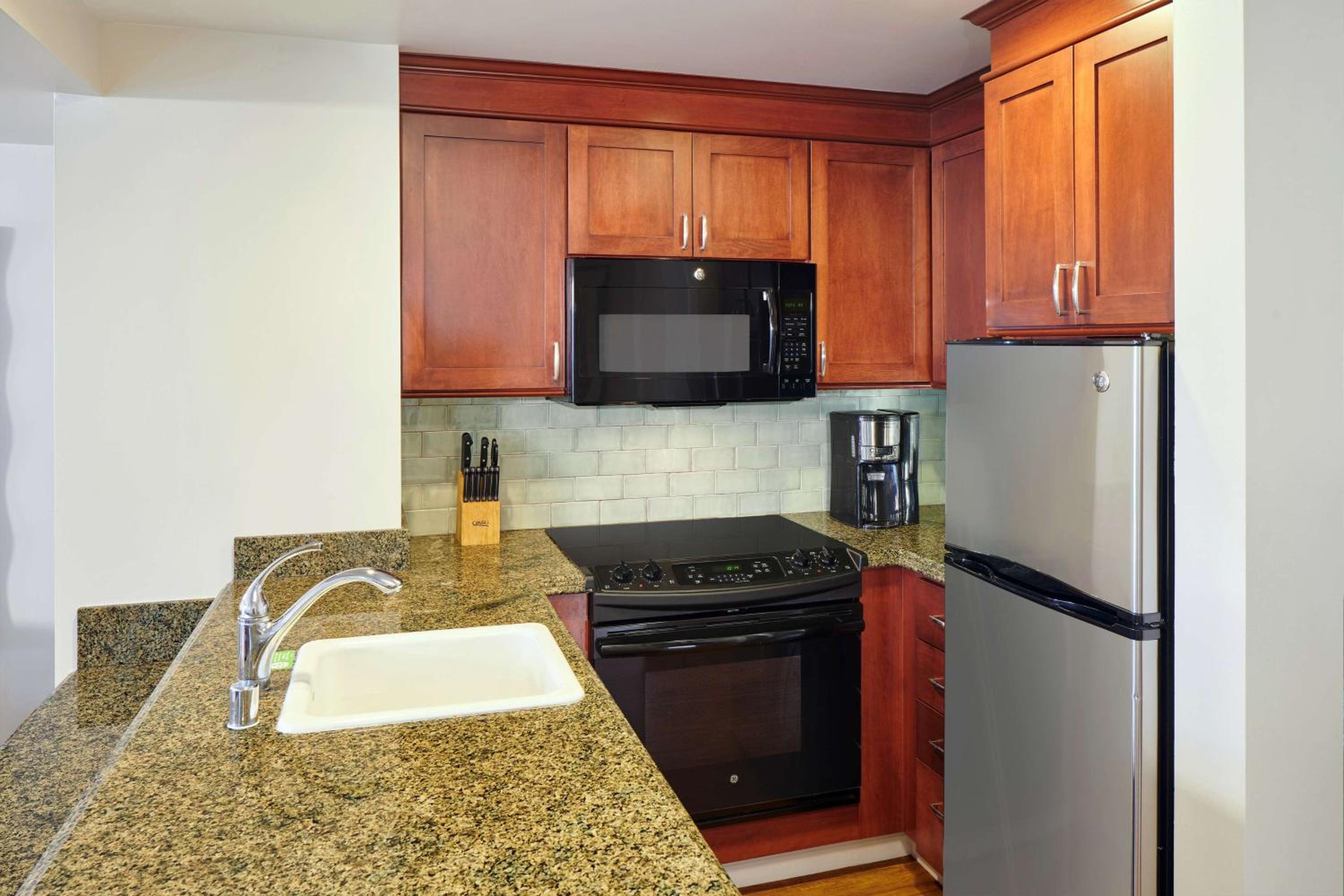 One-Bedroom King Suite with Sofa Bed and Ocean View - Kalia Tower - Photo 5