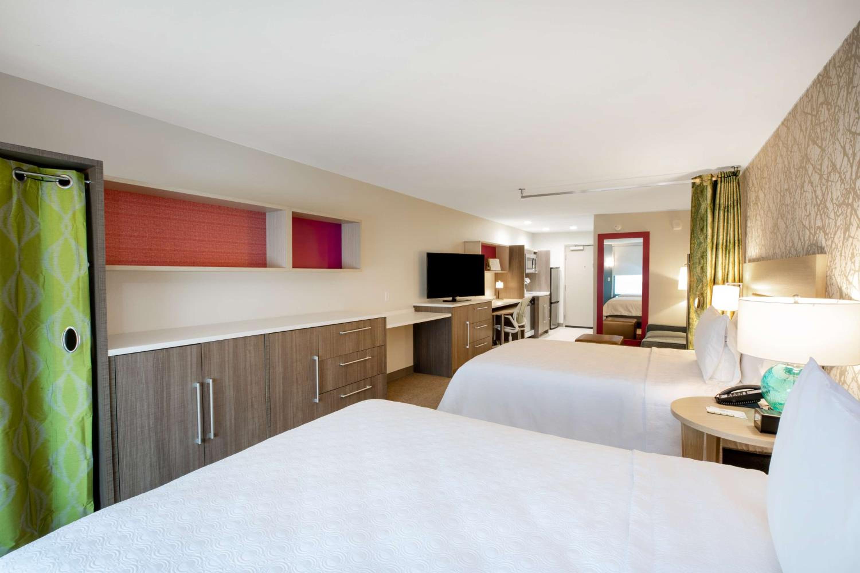 Queen Studio with Two Queen Beds - Non-Smoking - Photo 3