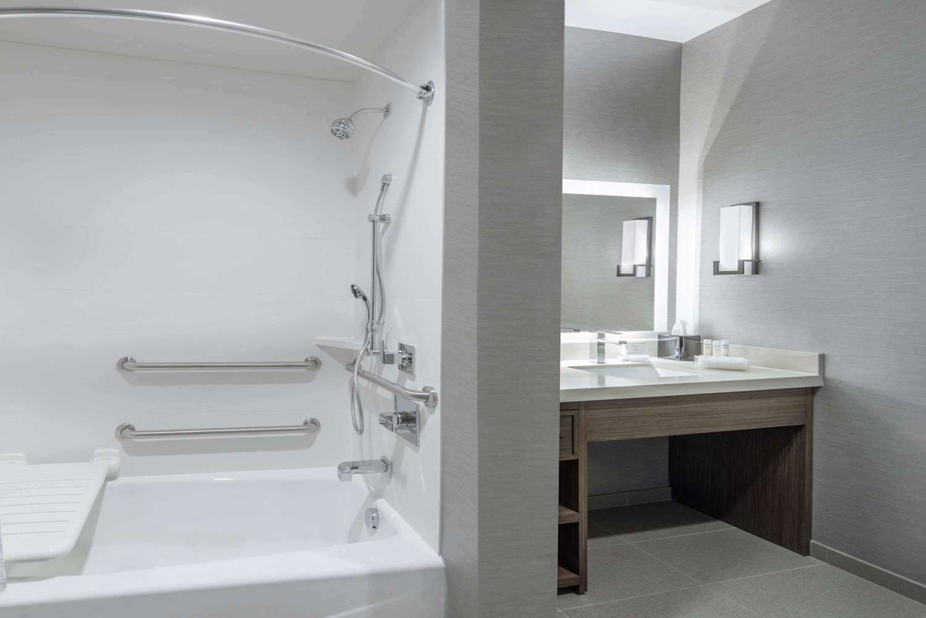 King Suite - Mobility Access/Non-Smoking